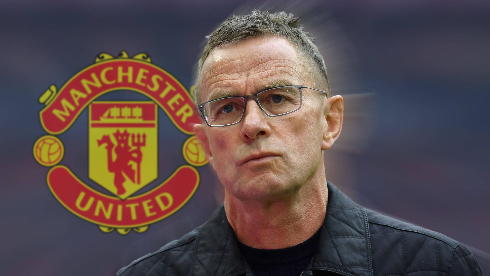 Ralf Rangnick soll neuer Trainer beim Premier-League-Klub Manchester United werden. Diese Aufnahme des 63-Jährigen, der in seiner Jugendzeit Fan von Borussia Mönchengladbach gewesen ist, ist eine Fotomontage. Im Hintergrund ist das Vereinswappen von Manchester United zu sehen.