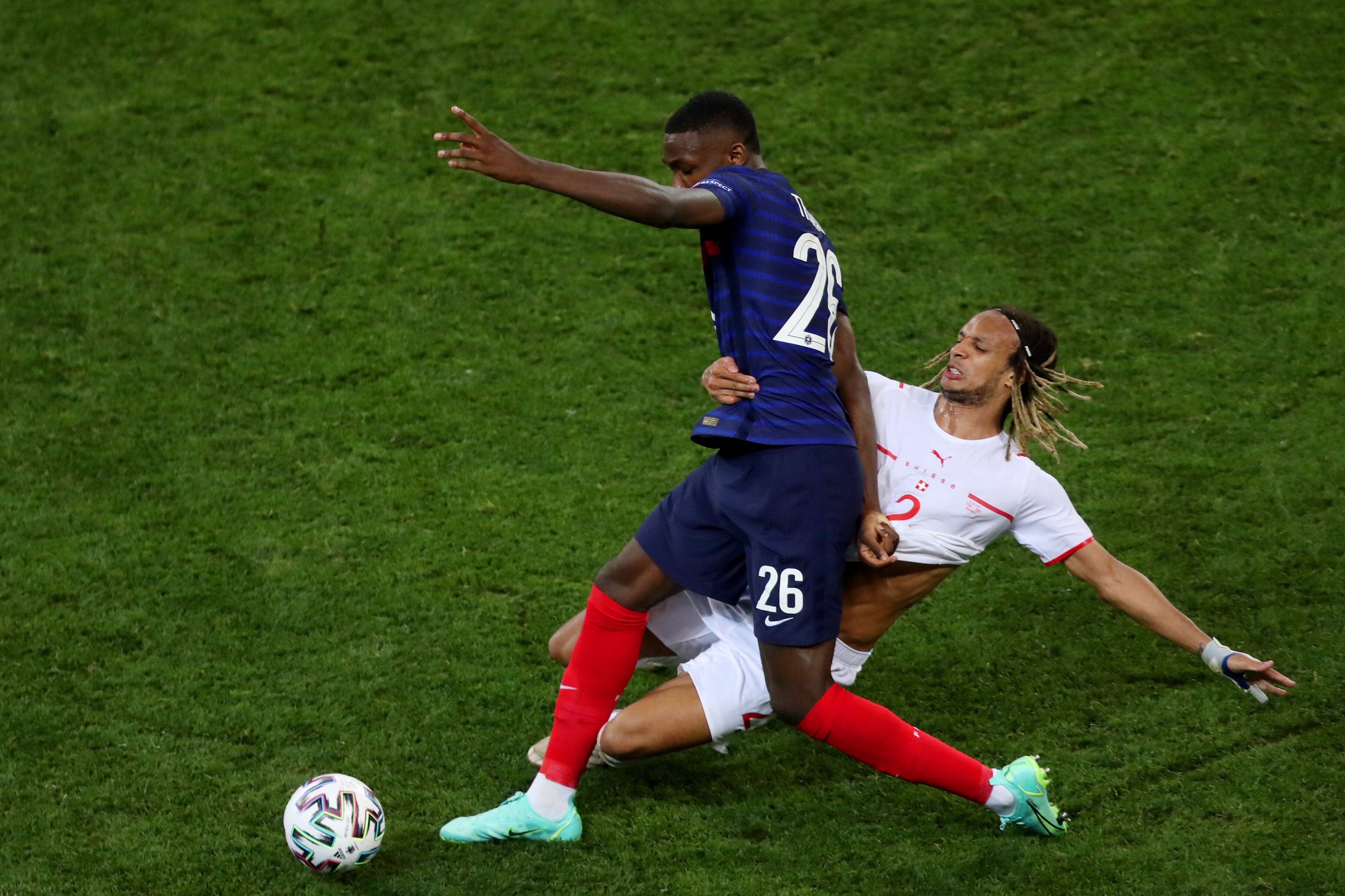 Gladbachs Stürmer Marcus Thuram im Zweikampf mit Kevin Mbabu im EM-Achtelfinale zwischen Frankreich und der Schweiz am 28. Juni 2021 in Bukarest.