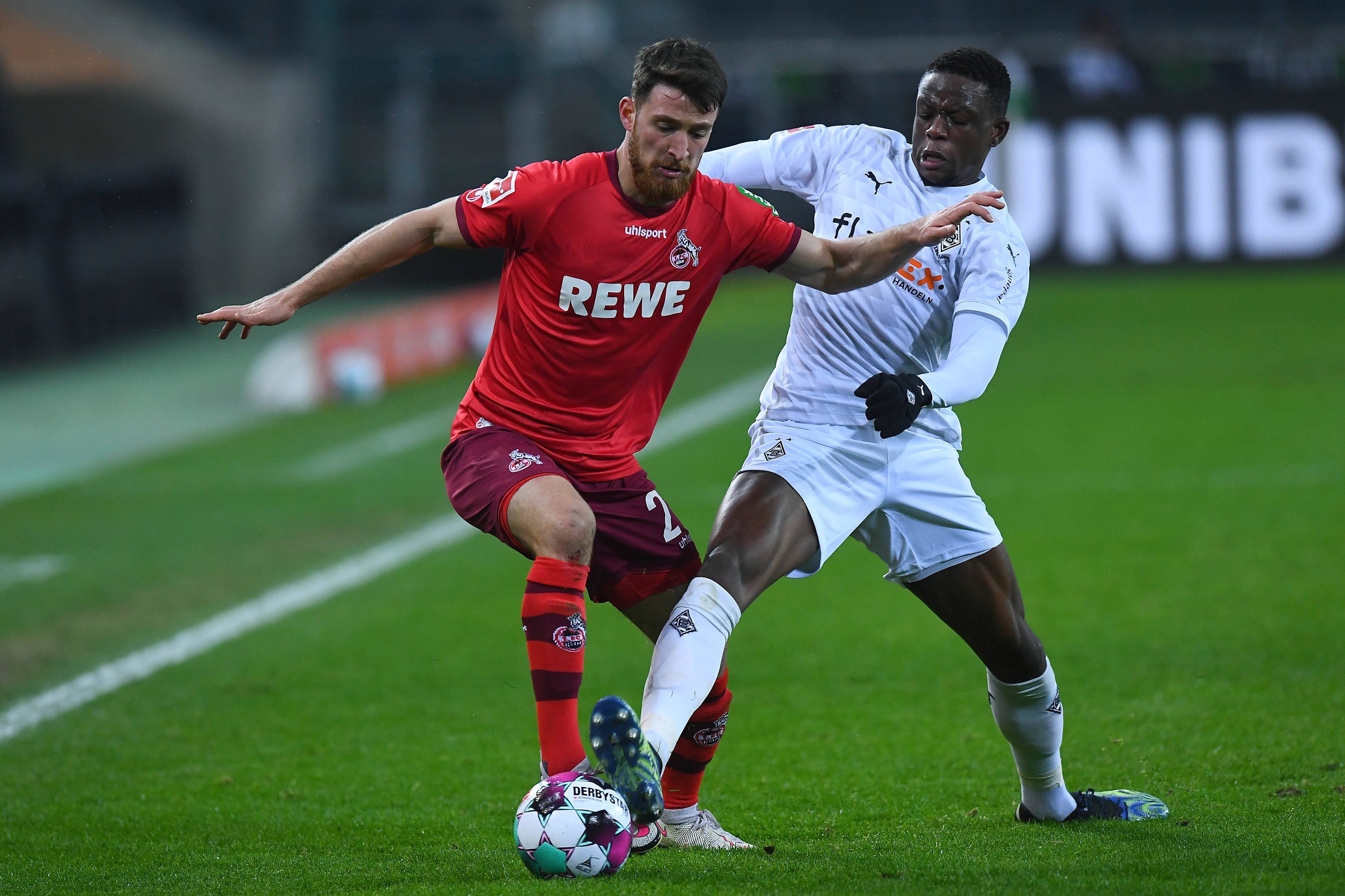 Denis Zakaria von Borussia Mönchengladbach (r.) im Duell mit Salih Özcan vom 1. FC Köln (l.) am 6. Februar 2021 im Borussia-Park.