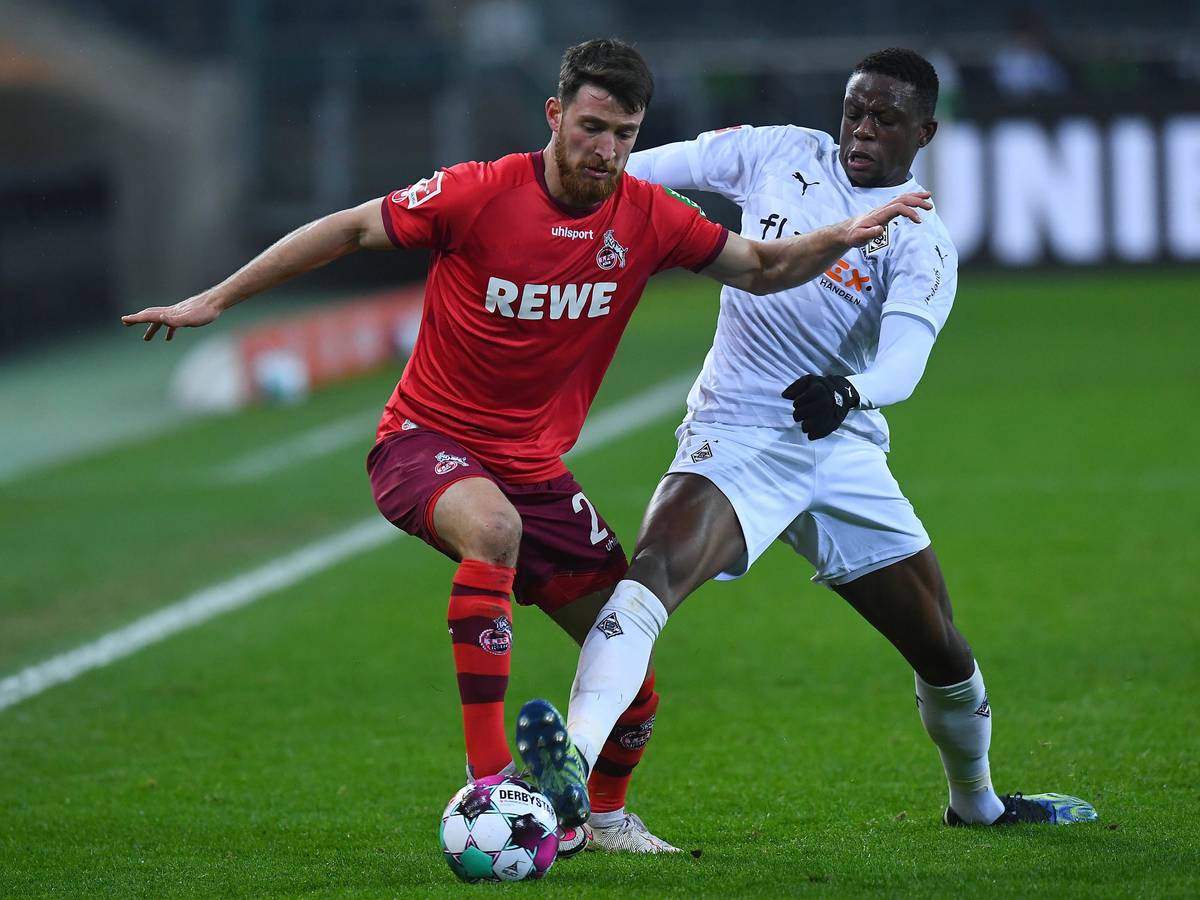 Denis Zakaria von Borussia Mönchengladbach (r.) im Duell mit Salih Özcan vom 1. FC Köln (l.) am 6. Februar 2021 im Borussia-Park.