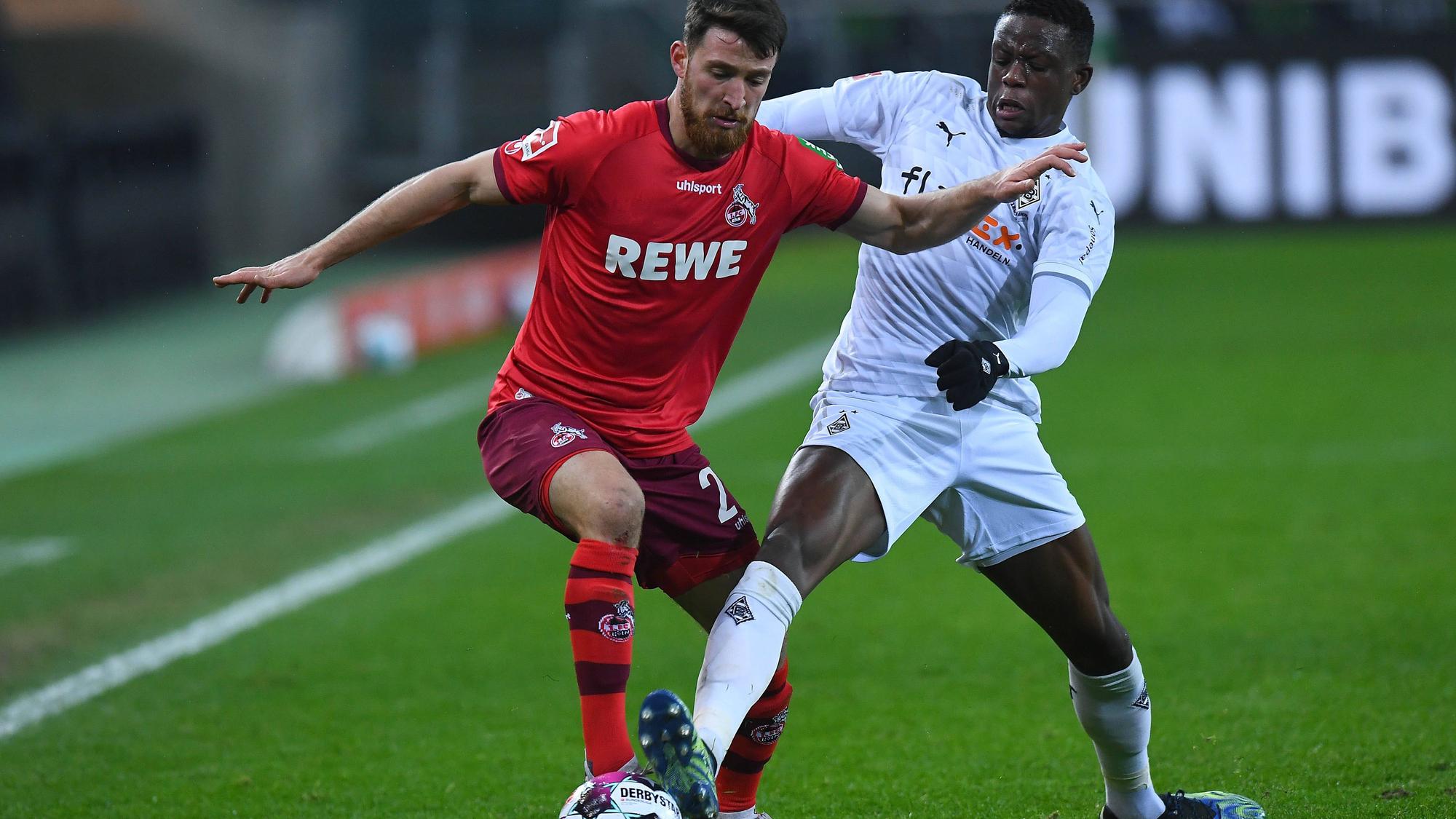 Denis Zakaria von Borussia Mönchengladbach (r.) im Duell mit Salih Özcan vom 1. FC Köln (l.) am 6. Februar 2021 im Borussia-Park.