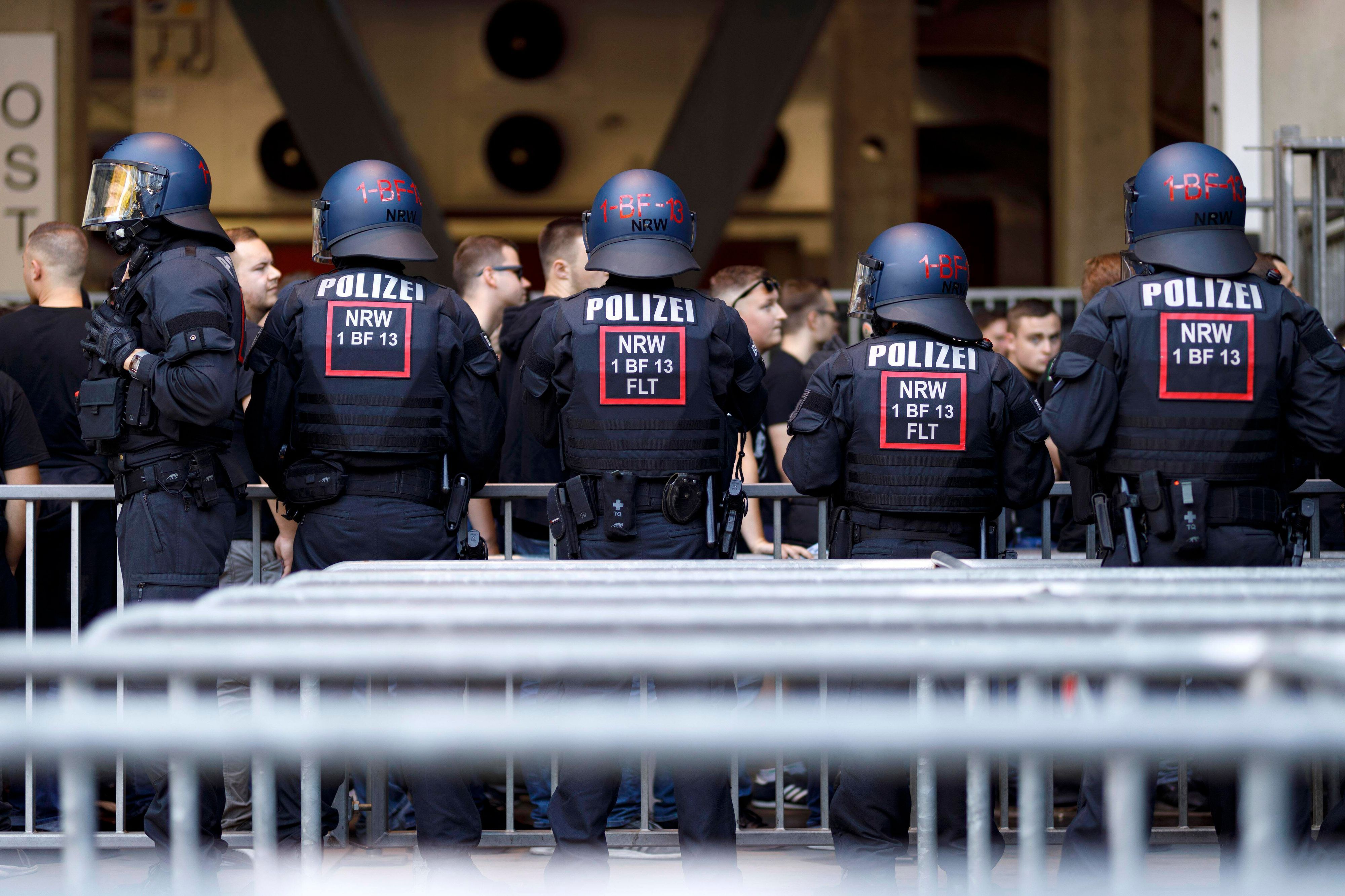 Polizeikräfte vor dem Gästeeingang des Kölner Stadions. Dieses Foto stammt vom Bundesliga-Derby zwischen dem 1. FC Köln und Borussia Mönchengladbach vom 14. September 2019. Die Einsatzkräfte tragen Schutzhelme.