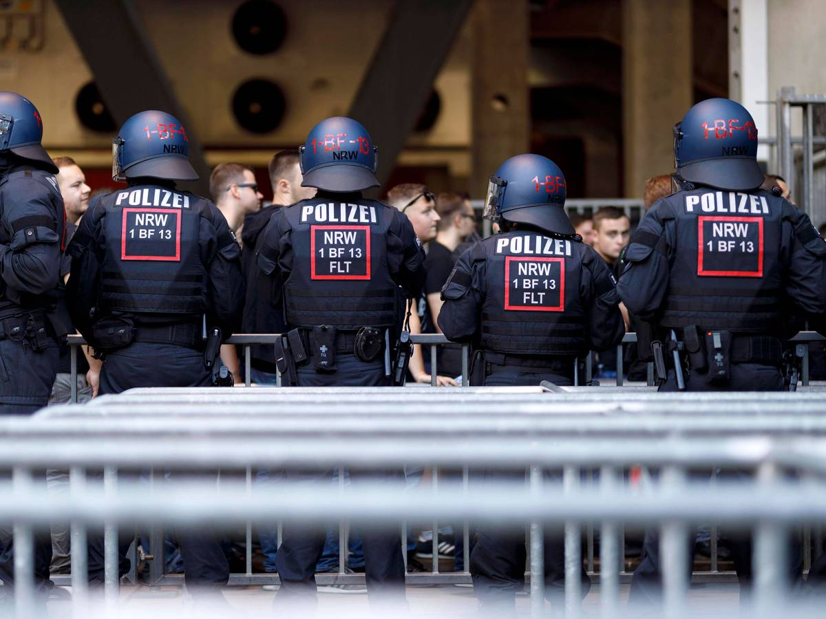Polizeikräfte vor dem Gästeeingang des Kölner Stadions. Dieses Foto stammt vom Bundesliga-Derby zwischen dem 1. FC Köln und Borussia Mönchengladbach vom 14. September 2019. Die Einsatzkräfte tragen Schutzhelme.