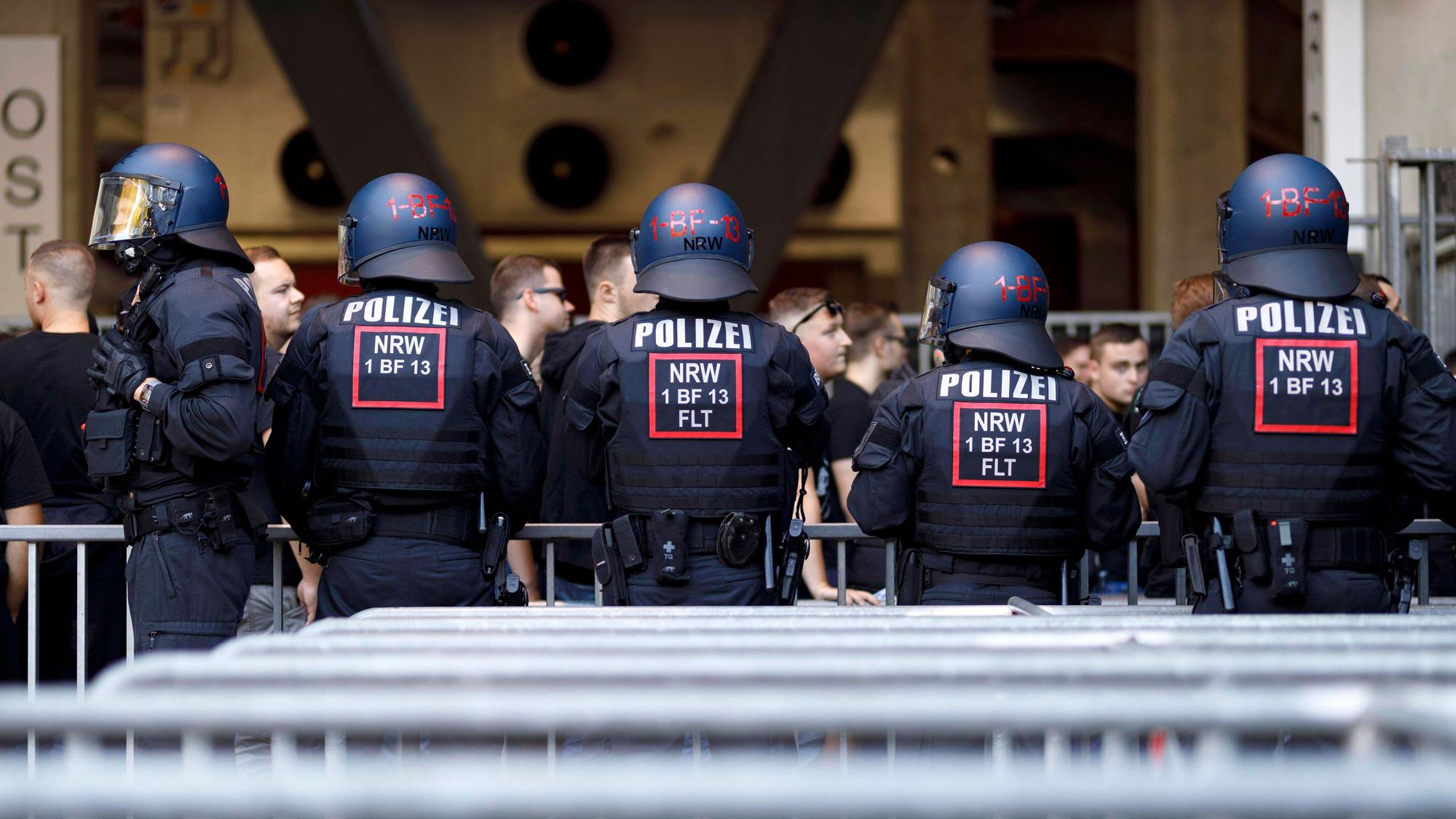 Polizeikräfte vor dem Gästeeingang des Kölner Stadions. Dieses Foto stammt vom Bundesliga-Derby zwischen dem 1. FC Köln und Borussia Mönchengladbach vom 14. September 2019. Die Einsatzkräfte tragen Schutzhelme.