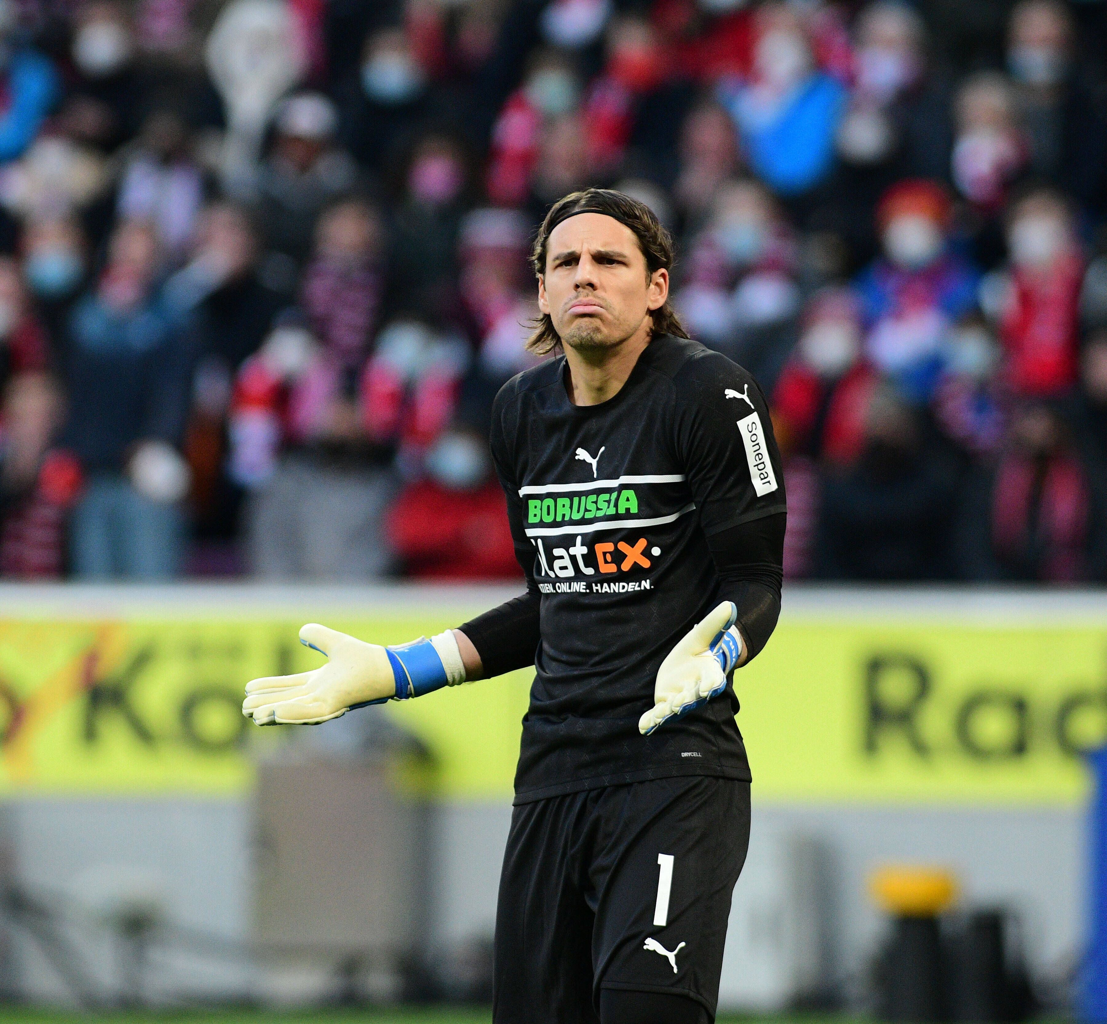 Gladbach-Keeper Yann Sommer schaut beim Derby am 27. November 2021 ratlos.