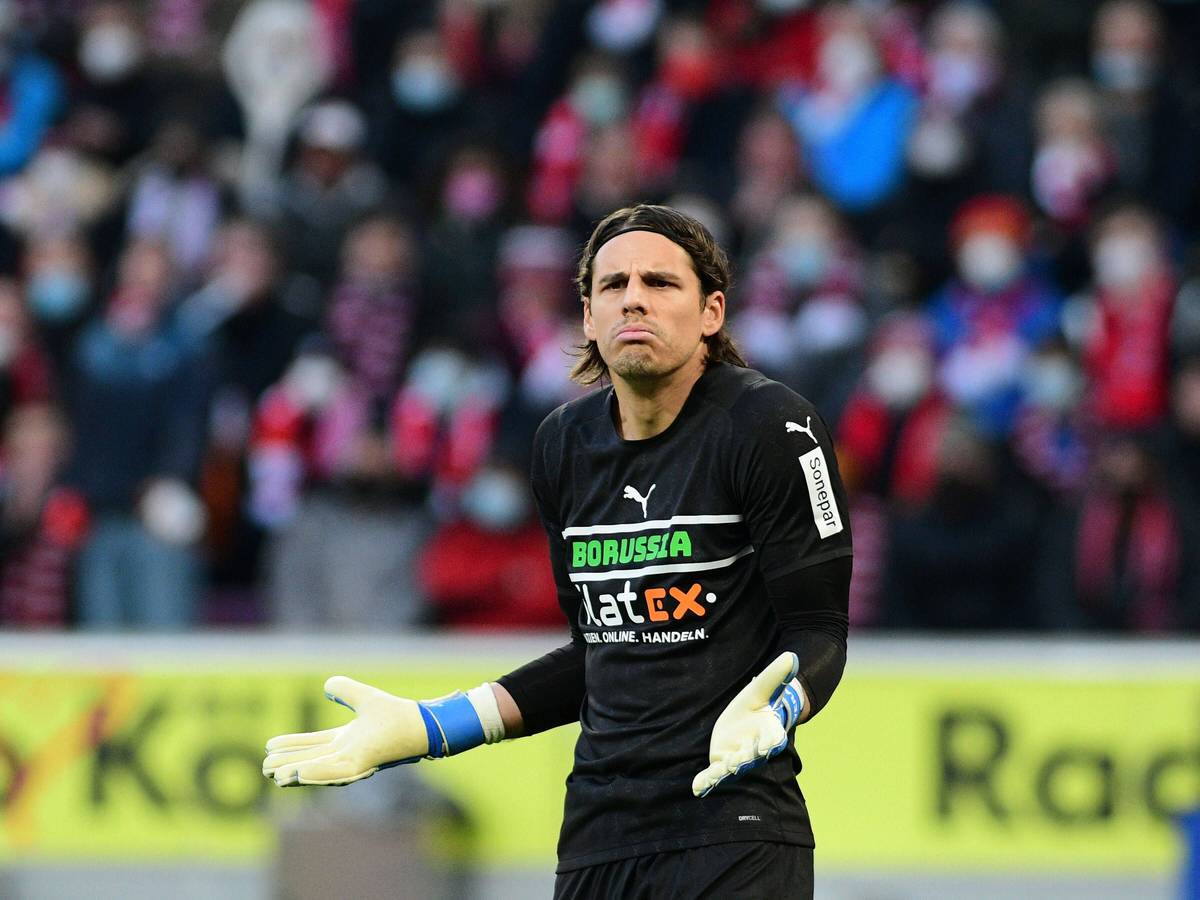 Gladbach-Keeper Yann Sommer schaut beim Derby am 27. November 2021 ratlos.