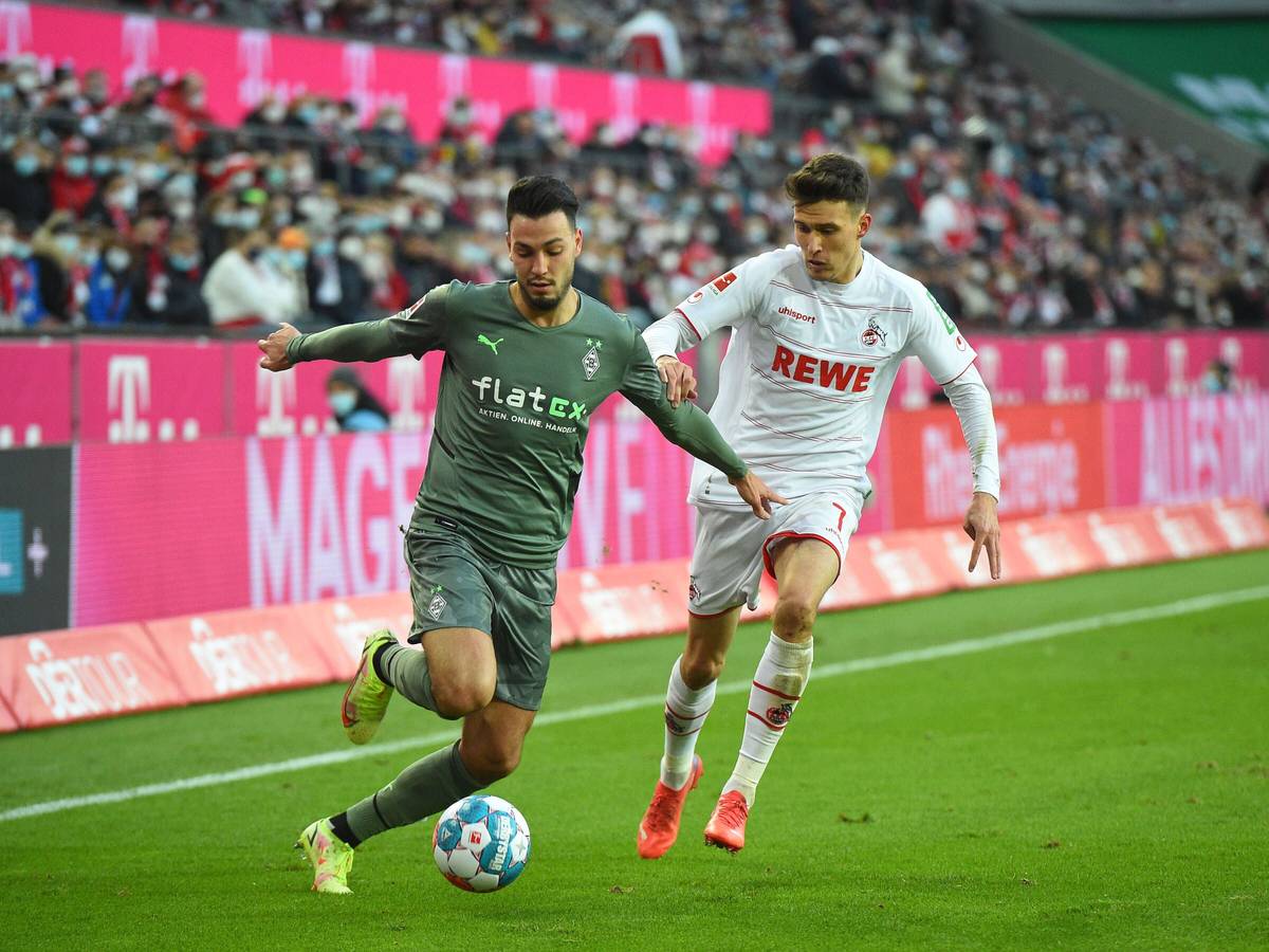 Ramy Bensebaini (l.) von Borussia Moenchengladbach im Zweikampf mit Dejan Ljubicic (r.) vom 1. FC Köln am 27. November 2021.