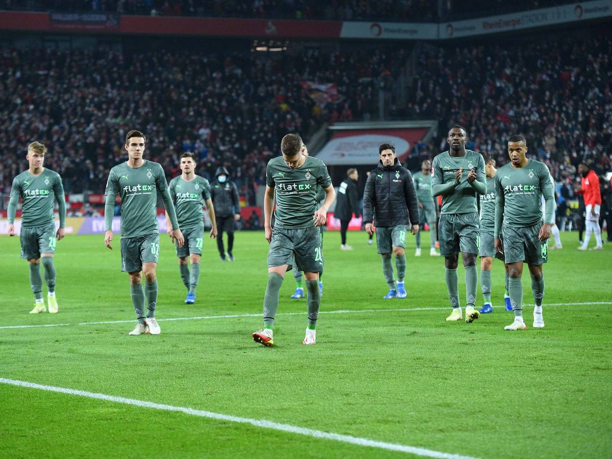 Hängende Köpfe beim Team von Borussia Mönchengladbach, die am 27. November 2021 1:4 beim 1. FC Köln verloren haben.
