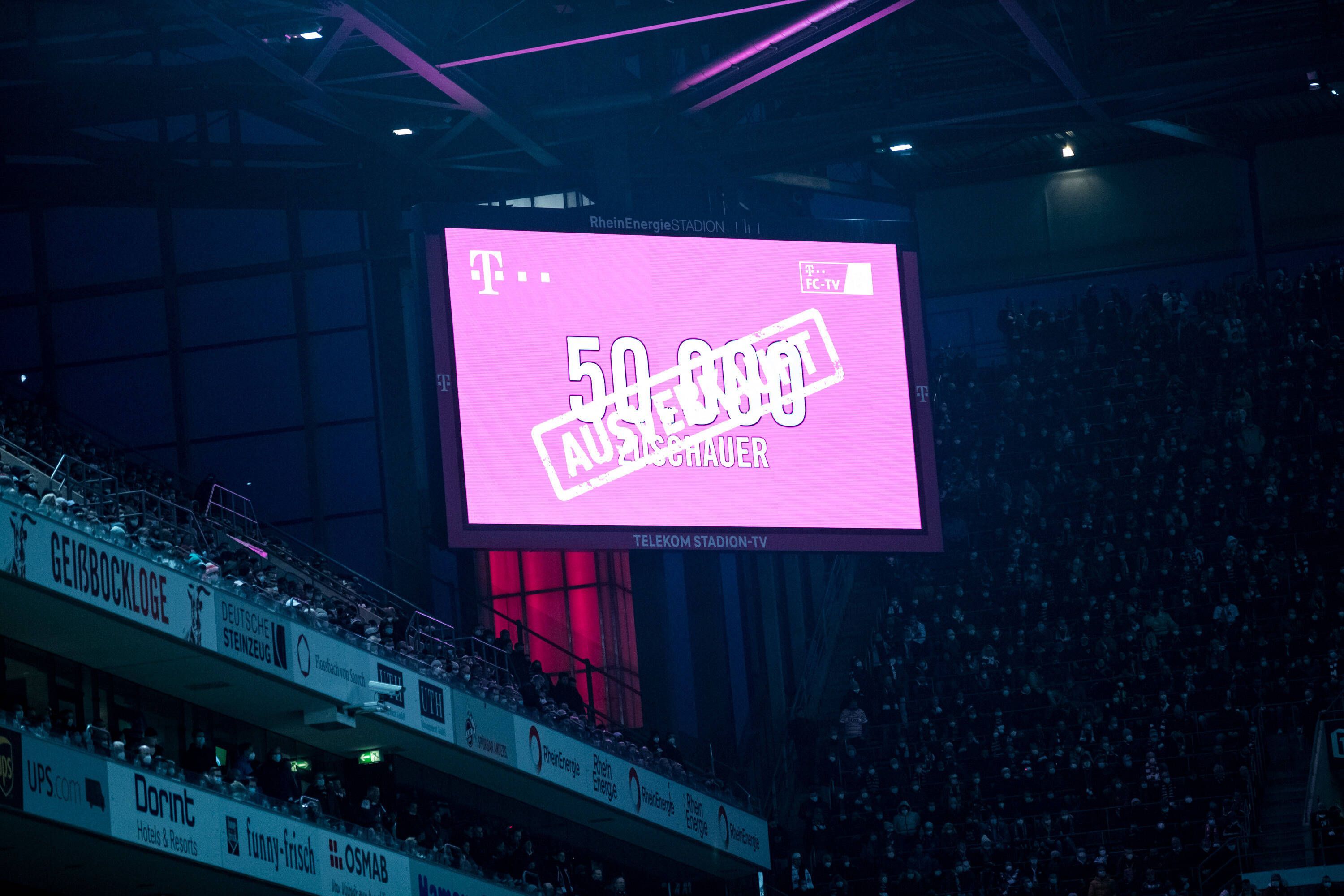 Die Anzeigetafel im Kölner Stadion zeigt am 27. November 2021 50.000 Zuschauer beim Derby gegen Borussia Mönchengladbach an. Die Partie war trotz steigender Corona-Zahlen vor ausverkauften Rängen ausgetragen worden.