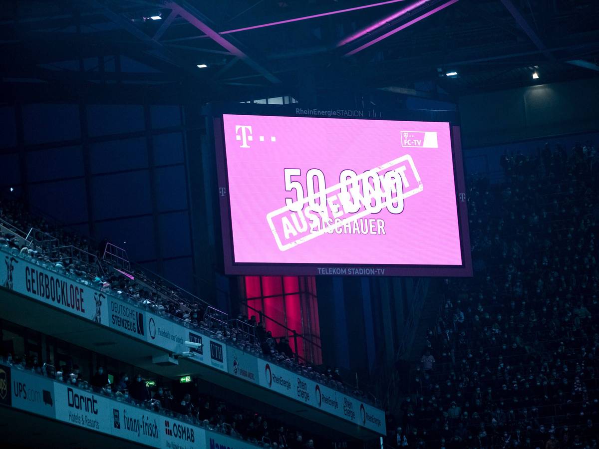 Die Anzeigetafel im Kölner Stadion zeigt am 27. November 2021 50.000 Zuschauer beim Derby gegen Borussia Mönchengladbach an. Die Partie war trotz steigender Corona-Zahlen vor ausverkauften Rängen ausgetragen worden.