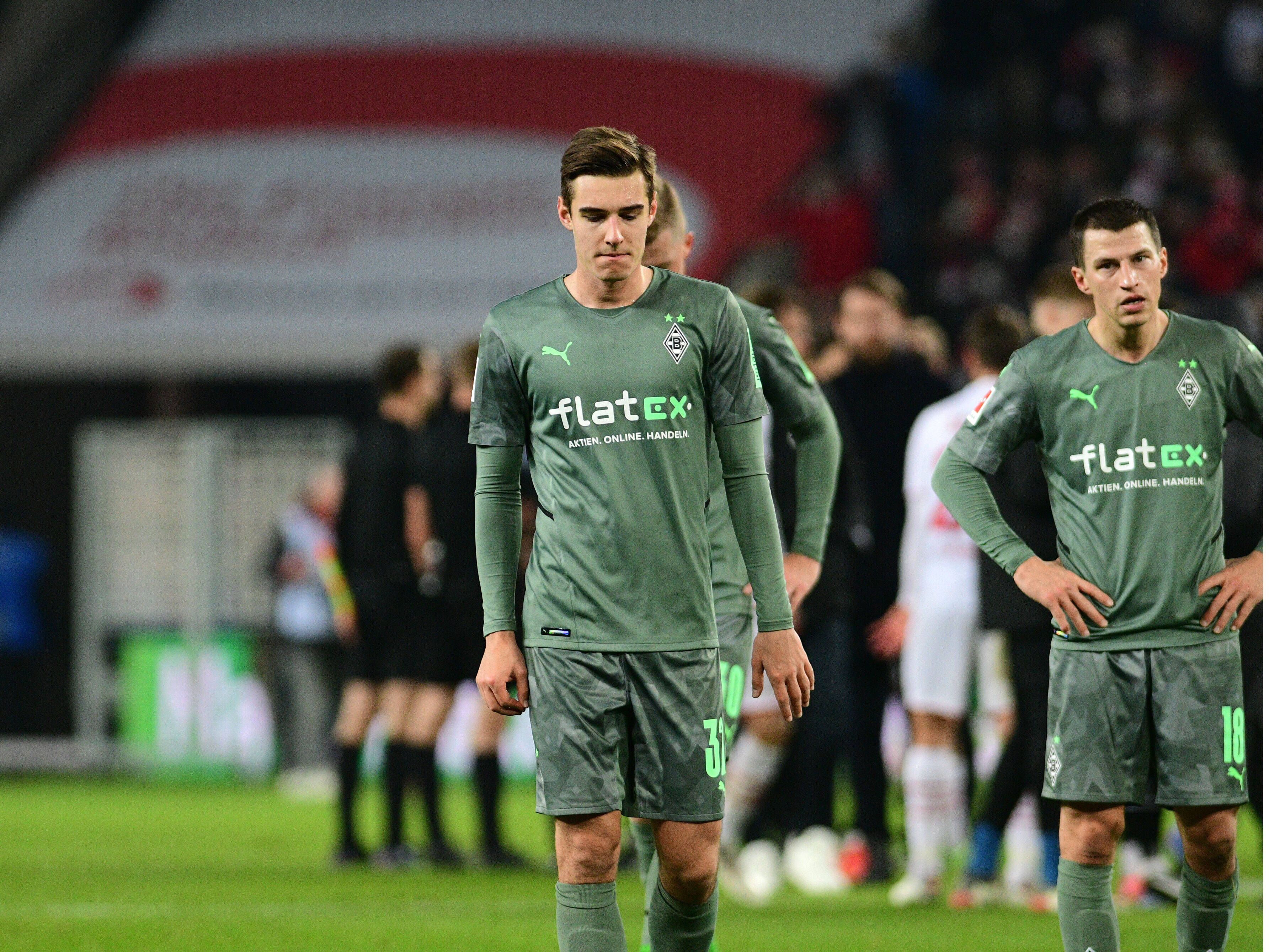 Enttäuschte Gesichter bei Borussia Mönchengladbach: Florian Neuhaus (l.) und Stefan Lainer (r.) verlassen nach der 1:4-Niederlage beim 1. Fc Köln am 28. November 2021 den Platz.
