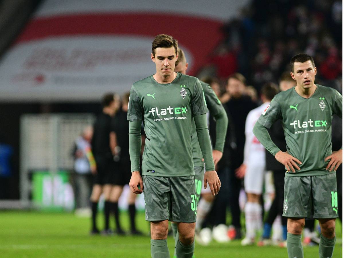 Enttäuschte Gesichter bei Borussia Mönchengladbach: Florian Neuhaus (l.) und Stefan Lainer (r.) verlassen nach der 1:4-Niederlage beim 1. Fc Köln am 28. November 2021 den Platz.