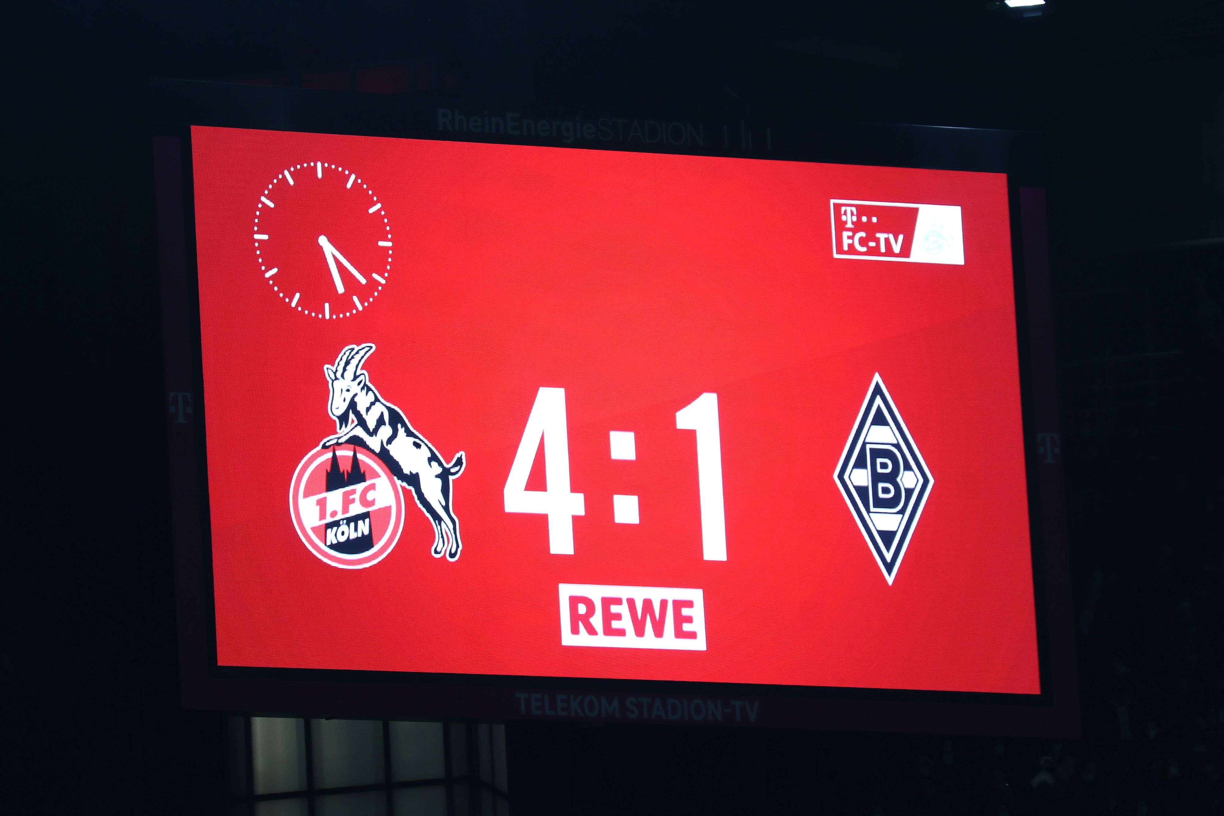 Die Anzeigetafel in Köln zeigt das für Borussia Mönchengladbach bittere Endergebnis im Derby beim FC. Die Gladbacher unterlagen dort am Samstag (27. November 2021) mit 1:4.