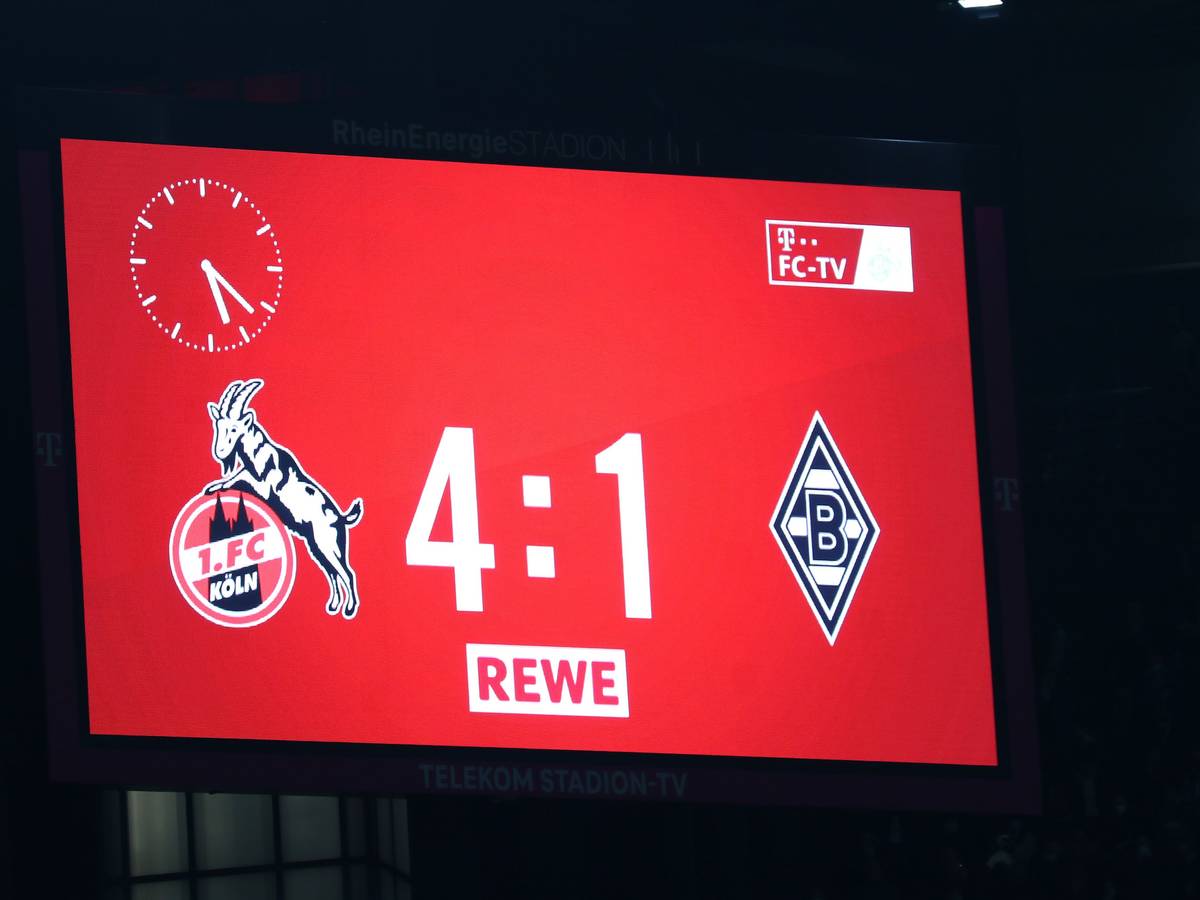 Die Anzeigetafel in Köln zeigt das für Borussia Mönchengladbach bittere Endergebnis im Derby beim FC. Die Gladbacher unterlagen dort am Samstag (27. November 2021) mit 1:4.