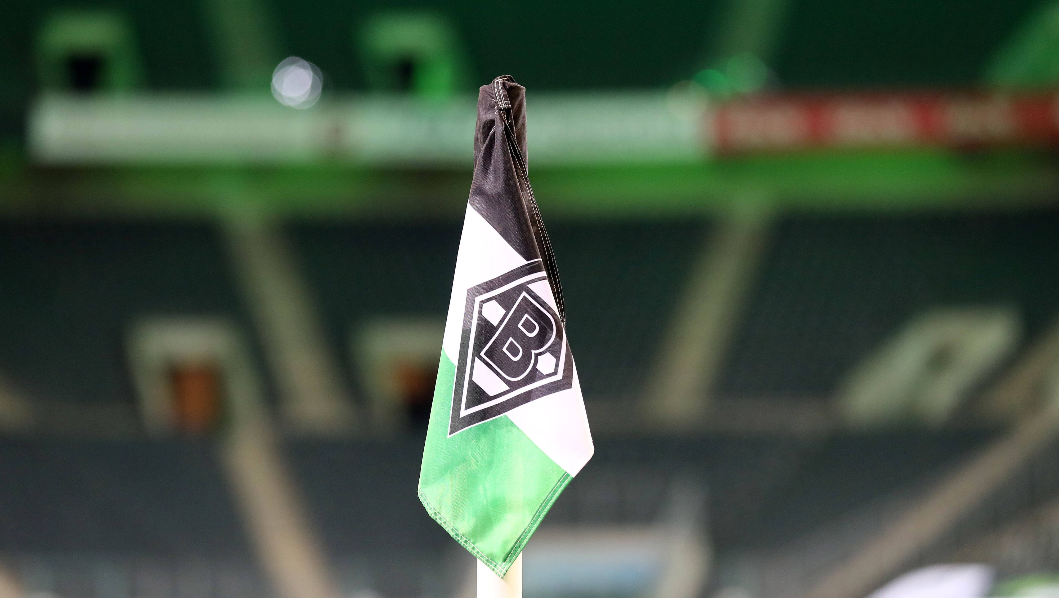 Eine Fahne mit der Borussia-Raute. Dieses Foto aus dem Borussia-Park, der Heimat von Fußball-Bundesligist Borussia Mönchengladbach, stammt vom 31. Oktober 2020. Im Hintergrund sind Teile des Stadions zu sehen.