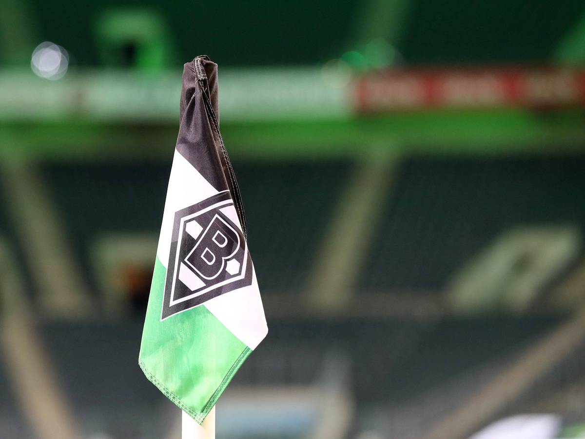 Eine Fahne mit der Borussia-Raute. Dieses Foto aus dem Borussia-Park, der Heimat von Fußball-Bundesligist Borussia Mönchengladbach, stammt vom 31. Oktober 2020. Im Hintergrund sind Teile des Stadions zu sehen.
