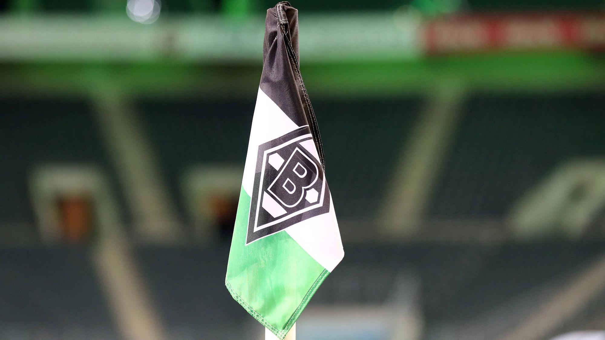 Eine Fahne mit der Borussia-Raute. Dieses Foto aus dem Borussia-Park, der Heimat von Fußball-Bundesligist Borussia Mönchengladbach, stammt vom 31. Oktober 2020. Im Hintergrund sind Teile des Stadions zu sehen.