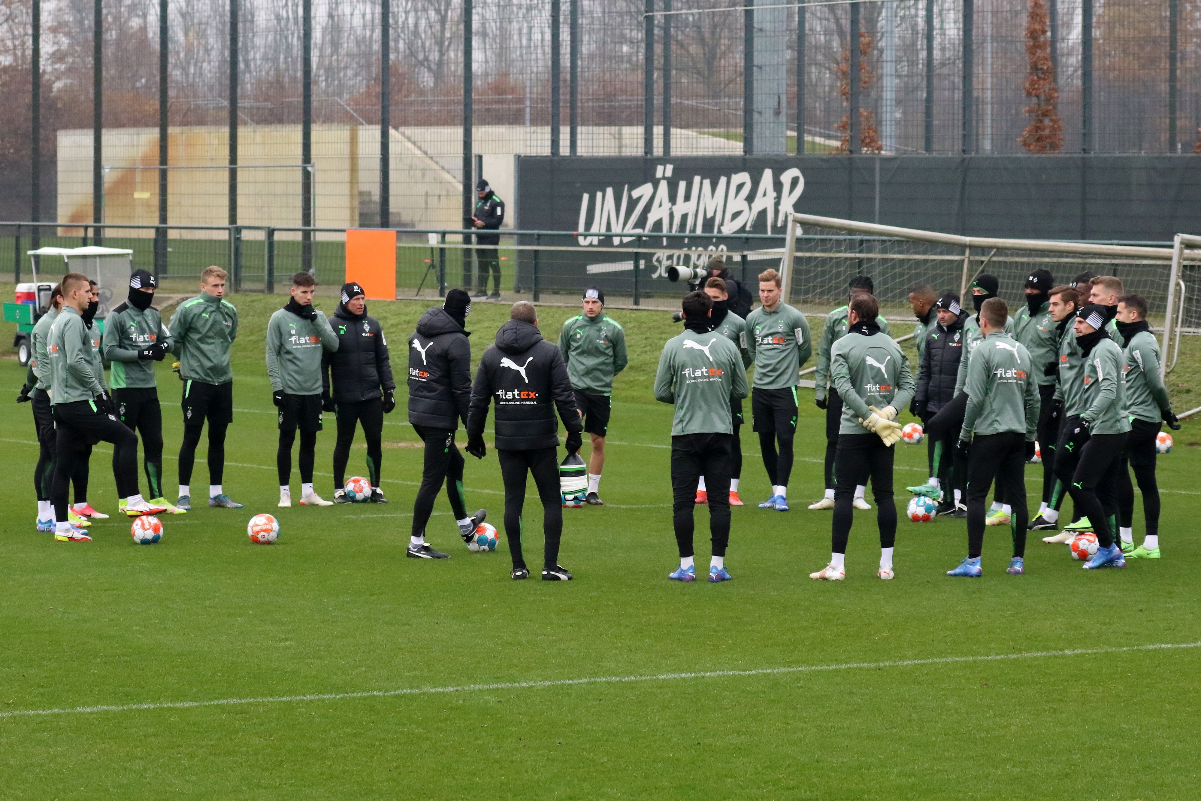 Das Team von Borussia Mönchengladbach steht in der Trainingseinheit am 25. November 2021 in einem Kreis zusammen.