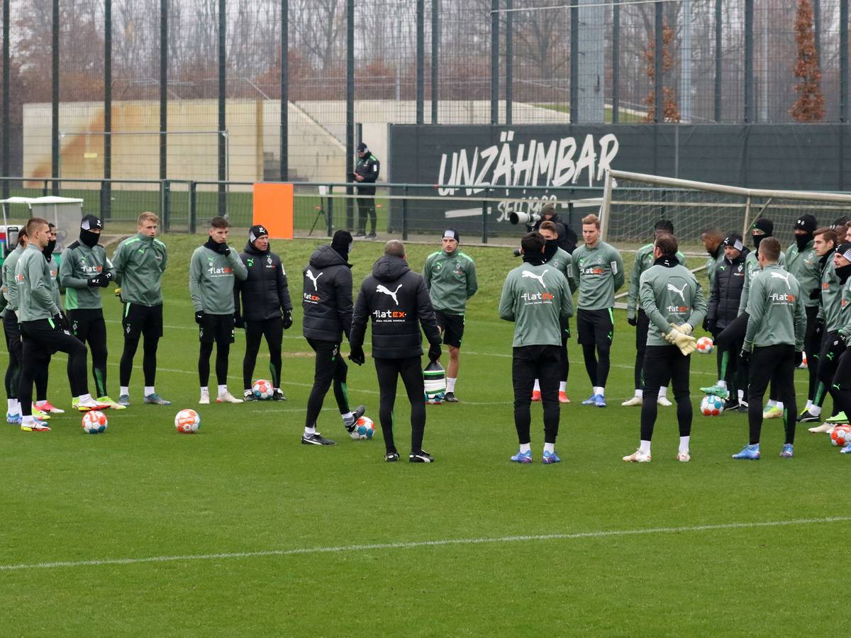 Das Team von Borussia Mönchengladbach steht in der Trainingseinheit am 25. November 2021 in einem Kreis zusammen.