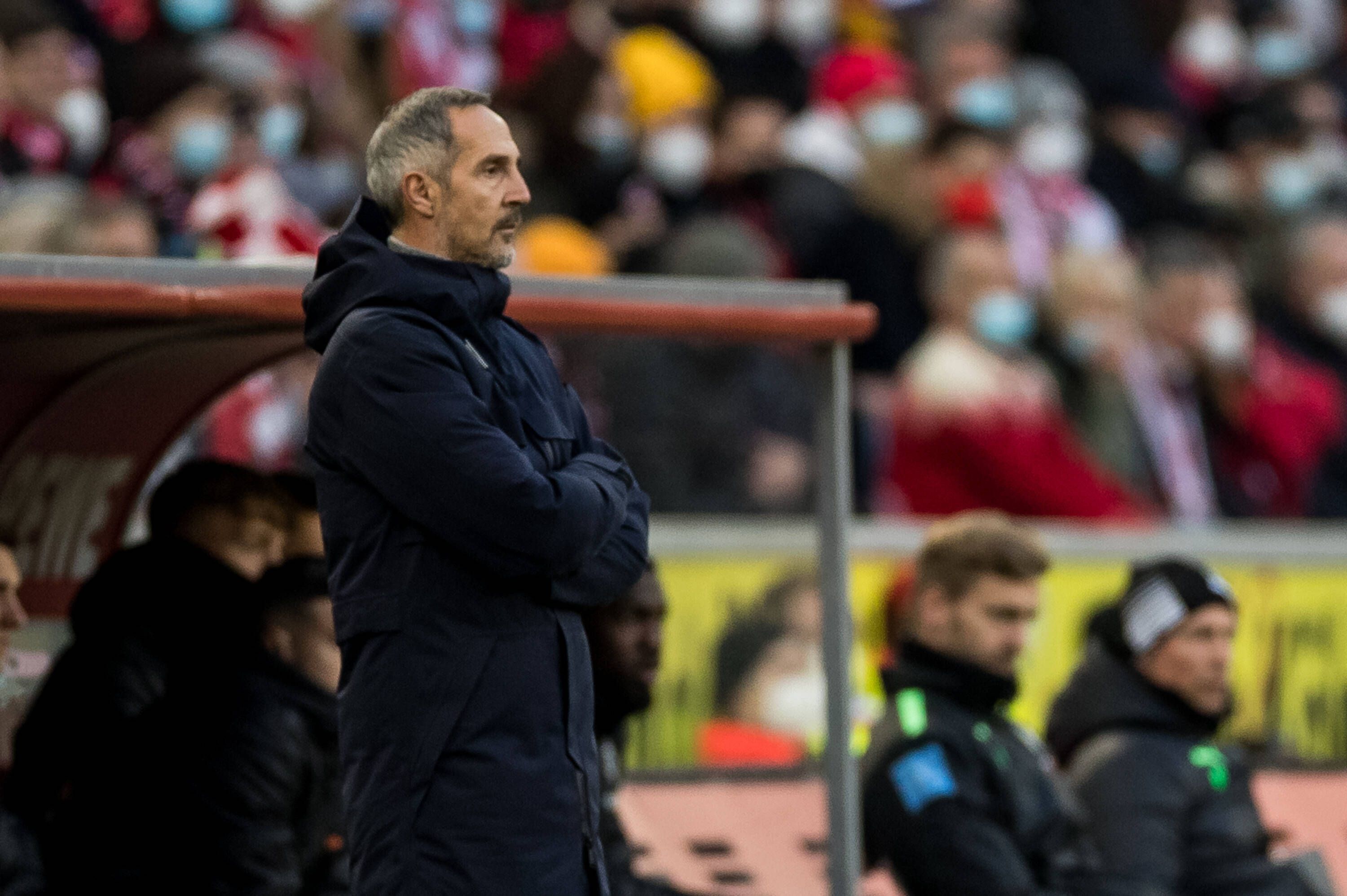 Adi Hütter, Cheftrainer von Borussia Mönchengladbach, schaut am 27.November 2021 mit ernstem Blick auf das Spielfeld, wo sein Team gegen den 1. FC Köln spielt.