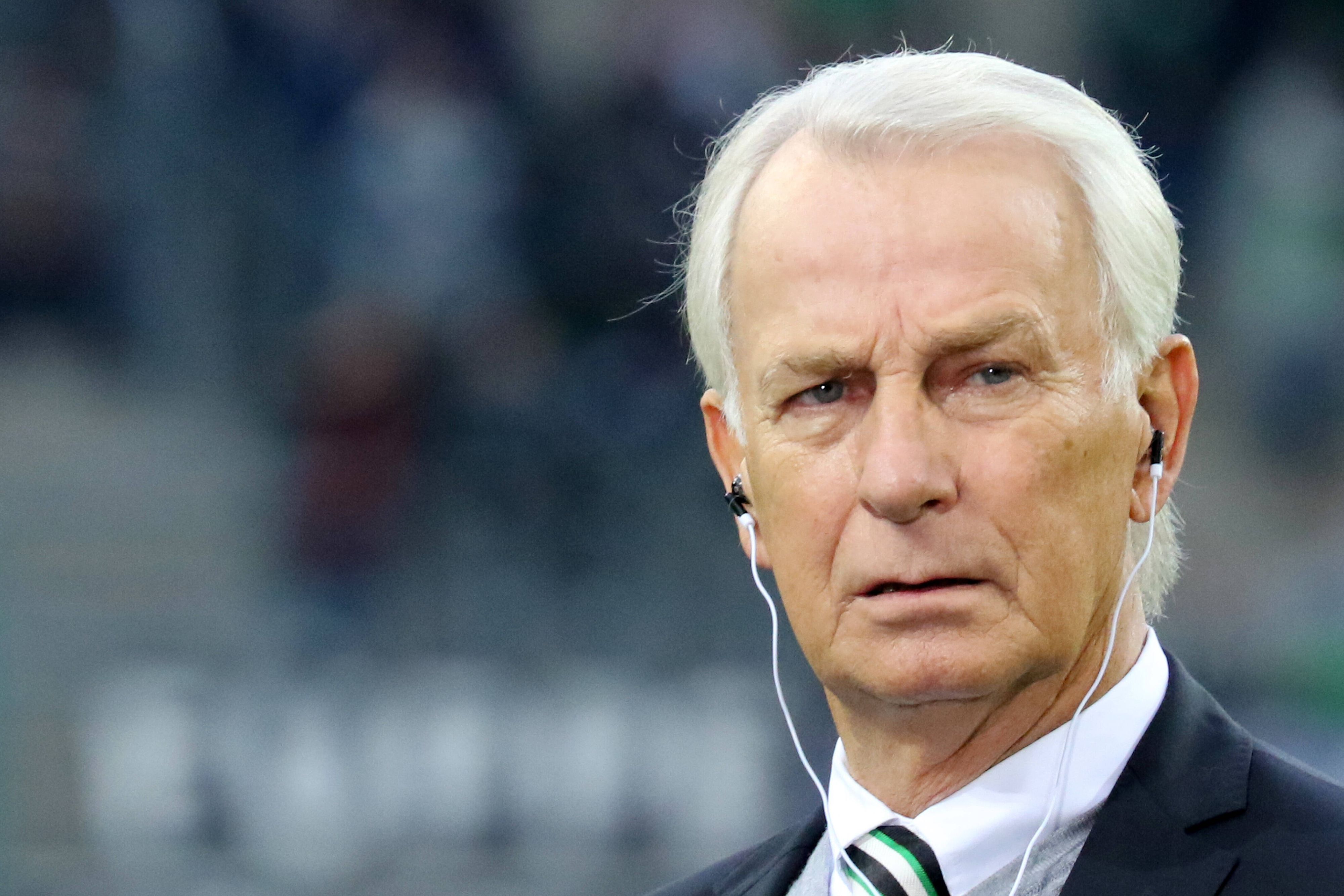 Rainer Bonhof, Vize-Präsident von Borussia Mönchengladbach, hier am 31. Oktober 2021, mit Kopfhörern im Ohr.