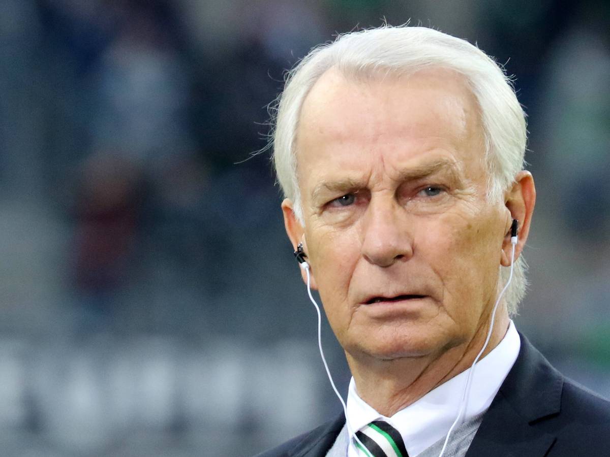 Rainer Bonhof, Vize-Präsident von Borussia Mönchengladbach, hier am 31. Oktober 2021, mit Kopfhörern im Ohr.