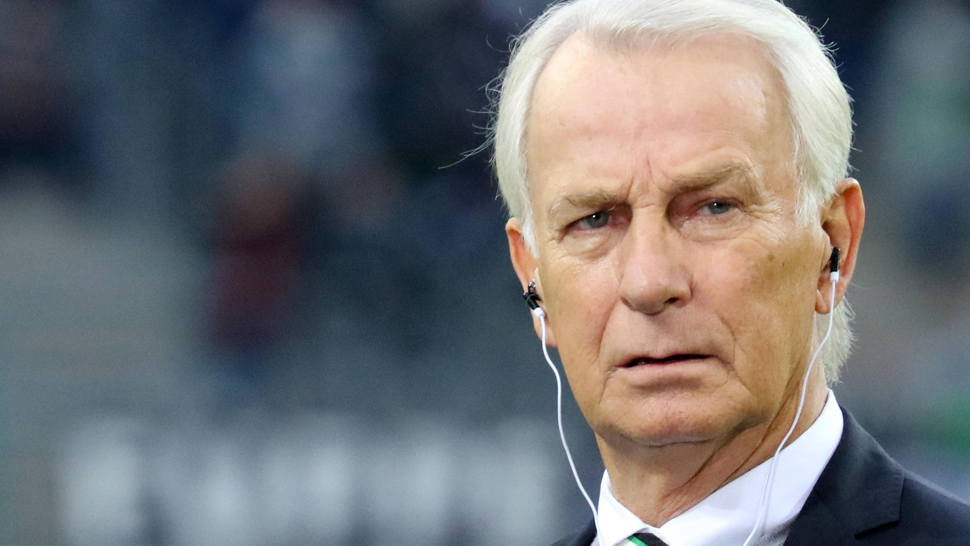 Rainer Bonhof, Vize-Präsident von Borussia Mönchengladbach, hier am 31. Oktober 2021, mit Kopfhörern im Ohr.