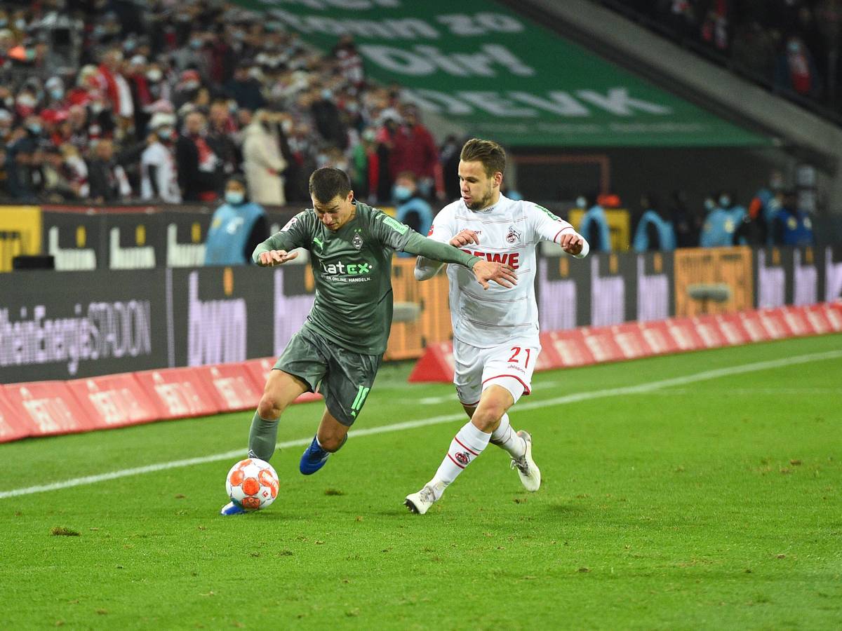 Stefan Lainer (l.) von Borussia Mönchengladbach mit dem Ball am Fuß, versucht Louis Schaub (r.) vom 1. FC Köln am 27. November 2021 zurückzuhalten.