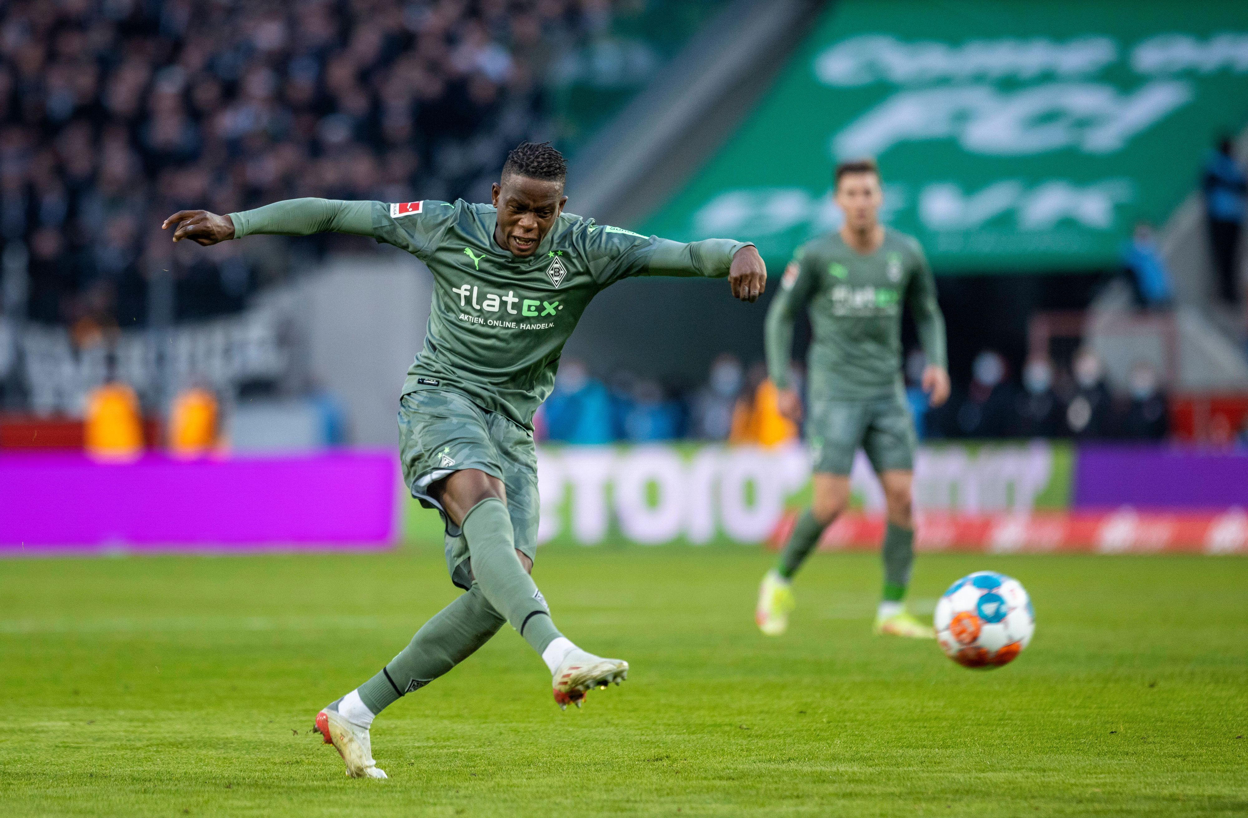 Denis Zakaria von Borussia Mönchengladbach schießt am 27. November 2021 im Derby gegen den 1. FC Köln den Ball.