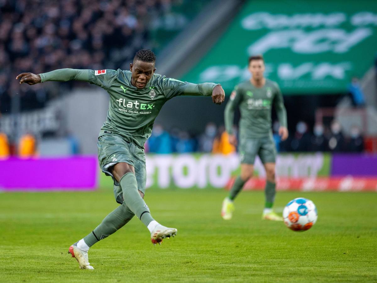 Denis Zakaria von Borussia Mönchengladbach schießt am 27. November 2021 im Derby gegen den 1. FC Köln den Ball.