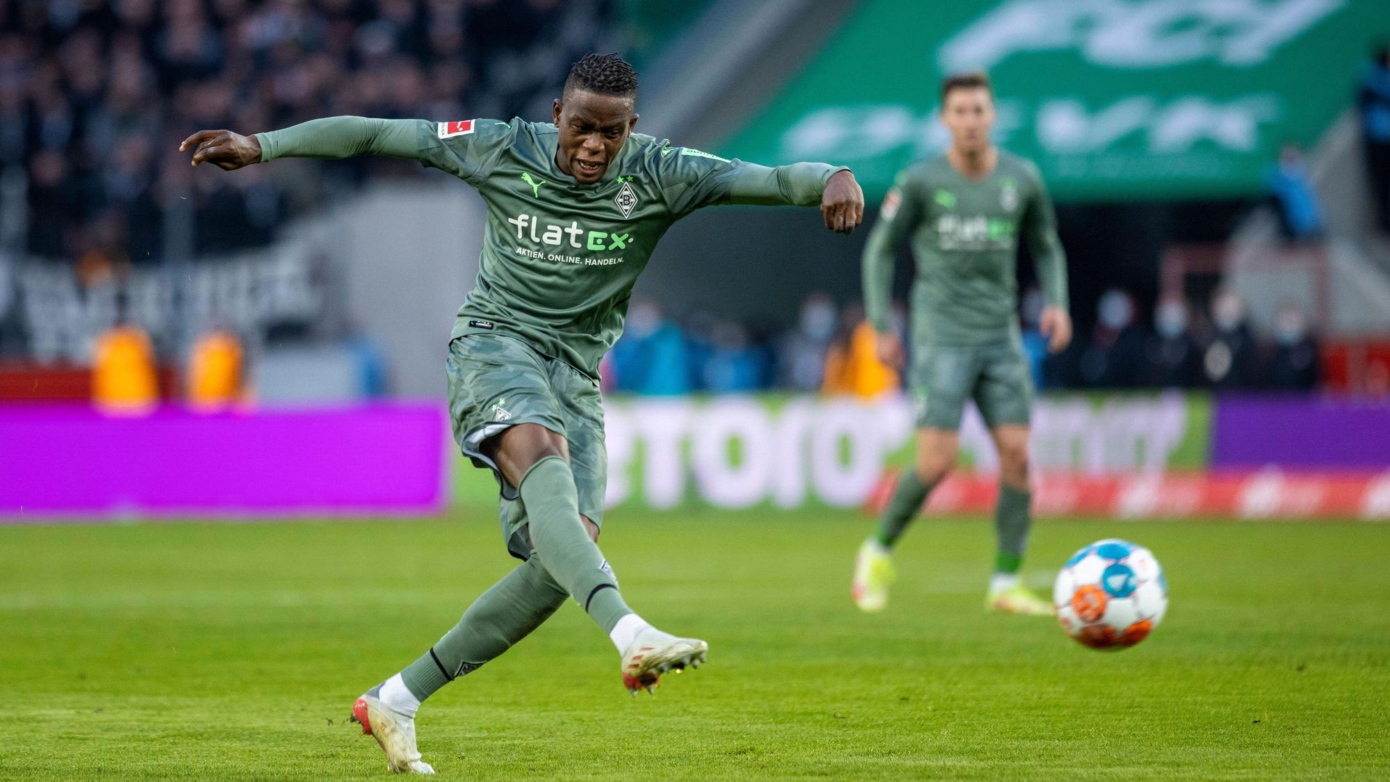 Denis Zakaria von Borussia Mönchengladbach schießt am 27. November 2021 im Derby gegen den 1. FC Köln den Ball.