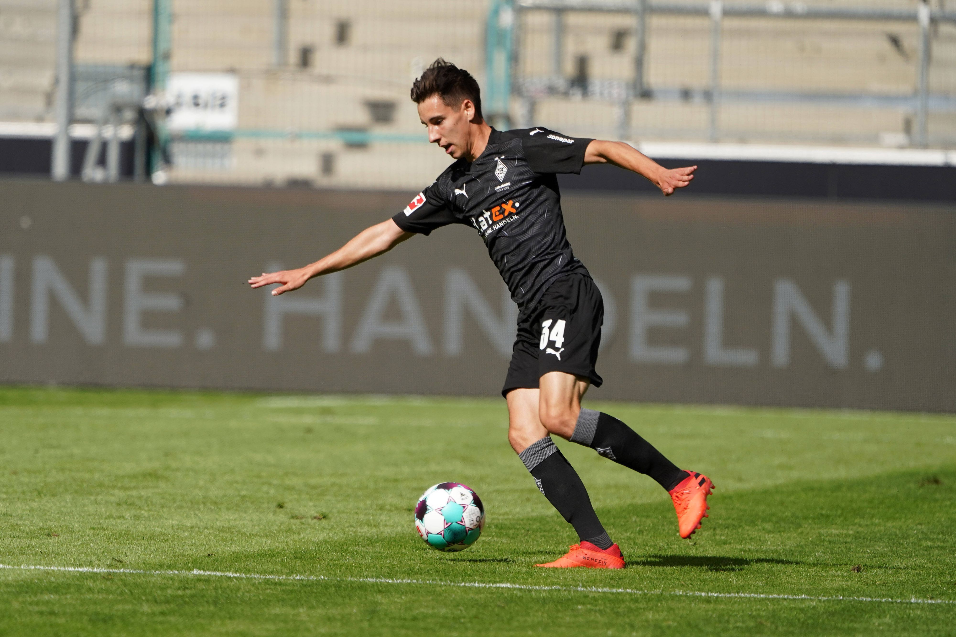 Conor Noß von Borussia Mönchengladbach führt den Ball bei einem Testspiel gegen Greuther Fürth am 27. August 2020 im Borussia-Park am Fuß und setzt zum Schuss an.
