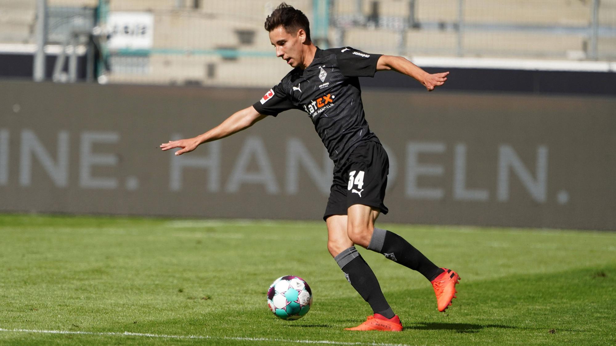 Conor Noß von Borussia Mönchengladbach führt den Ball bei einem Testspiel gegen Greuther Fürth am 27. August 2020 im Borussia-Park am Fuß und setzt zum Schuss an.