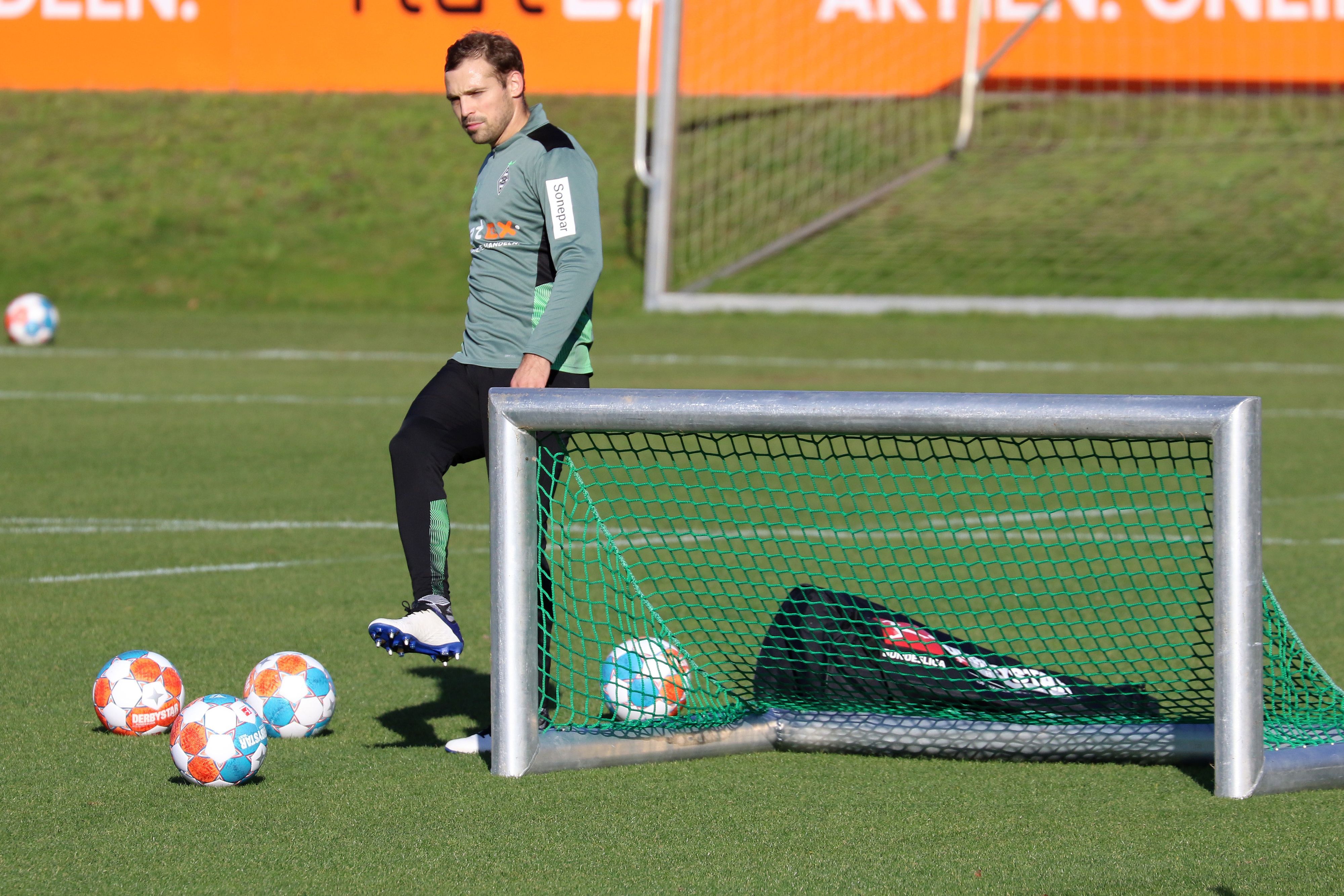 Tony Jantschke von Borussia Mönchengladbach schießt beim individuellen Training am 9. November den Ball.