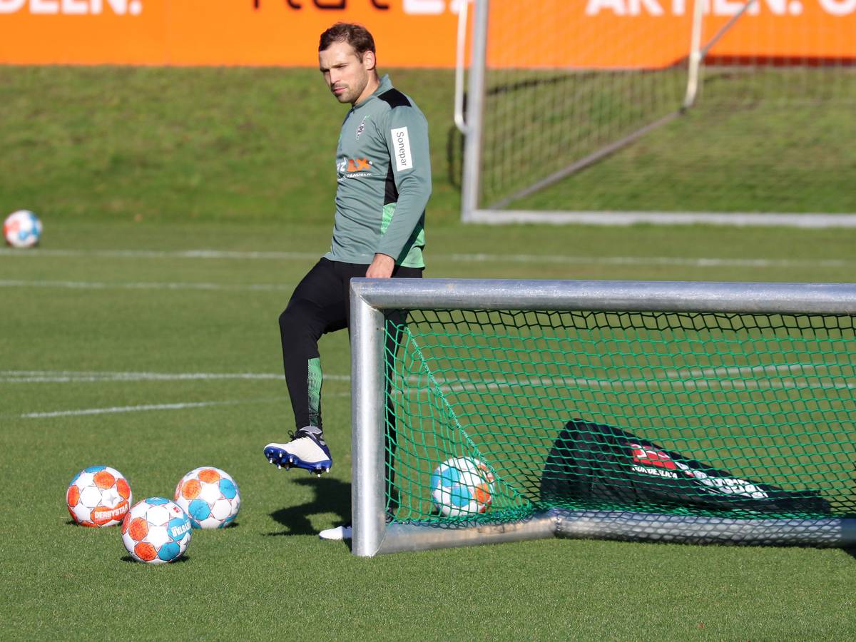 Tony Jantschke von Borussia Mönchengladbach schießt beim individuellen Training am 9. November den Ball.