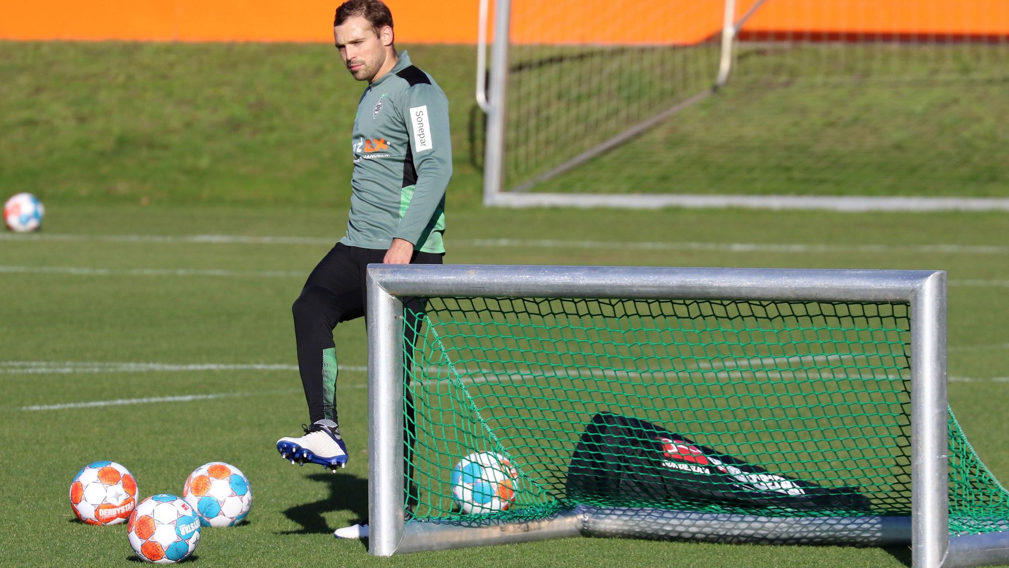 Tony Jantschke von Borussia Mönchengladbach schießt beim individuellen Training am 9. November den Ball.
