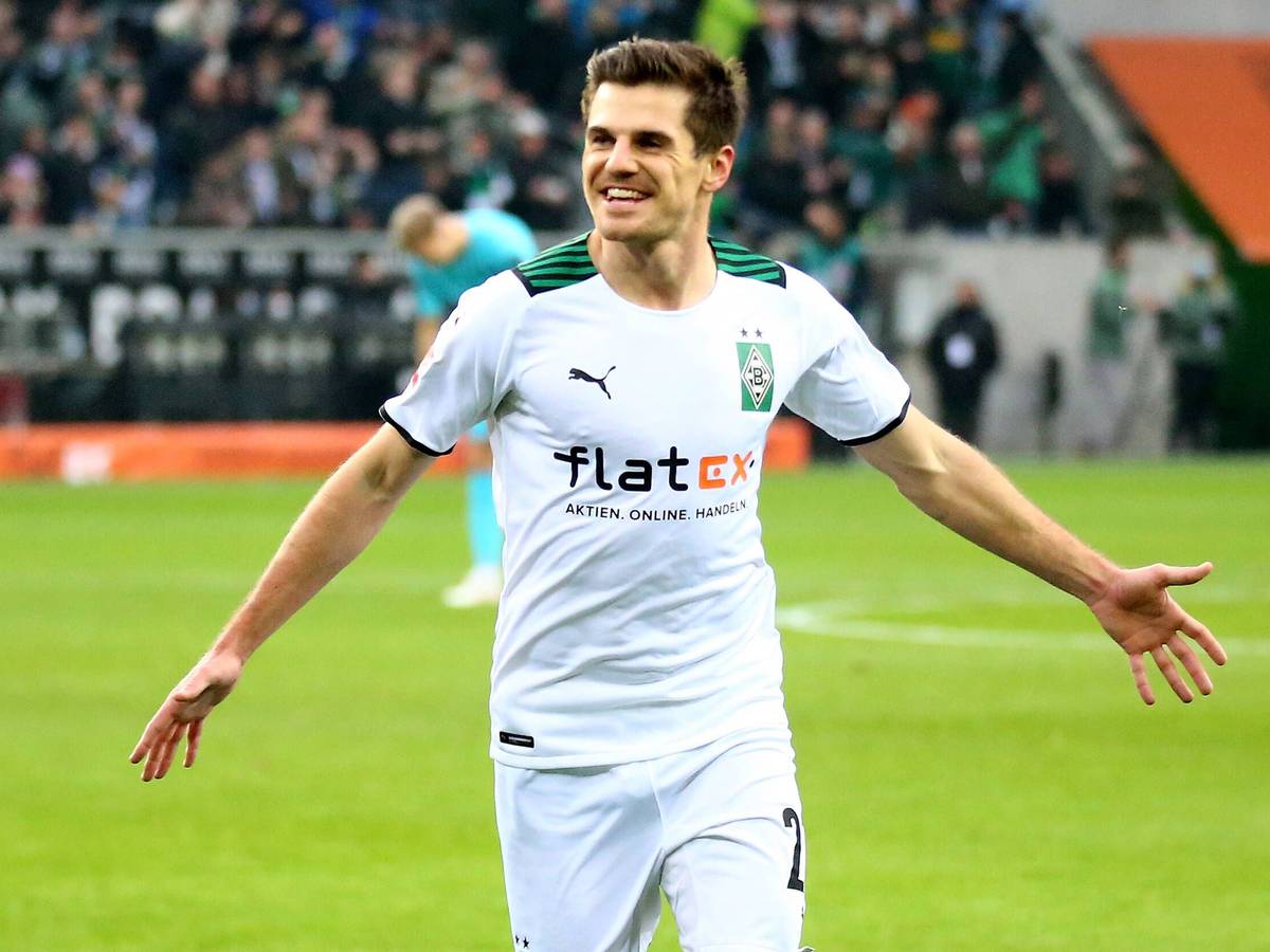 DFB-Nationalspieler Jonas Hofmann steht bei Fußball-Bundesligist Borussia Mönchengladbach unter Vertrag. Auf diesem Foto ist der Offensivspieler am 20. November 2021 im Borussia-Park zu sehen.