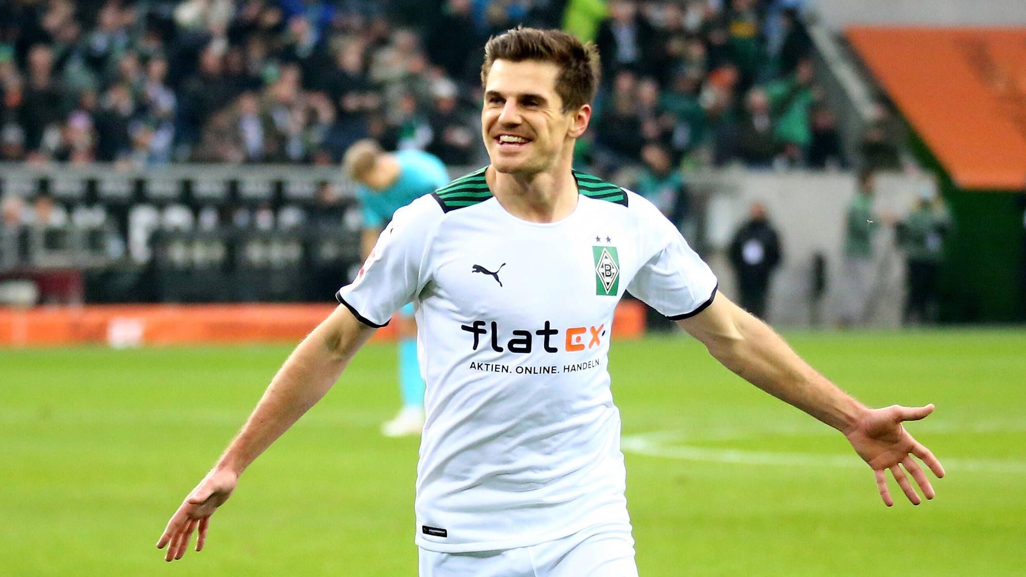 DFB-Nationalspieler Jonas Hofmann steht bei Fußball-Bundesligist Borussia Mönchengladbach unter Vertrag. Auf diesem Foto ist der Offensivspieler am 20. November 2021 im Borussia-Park zu sehen.