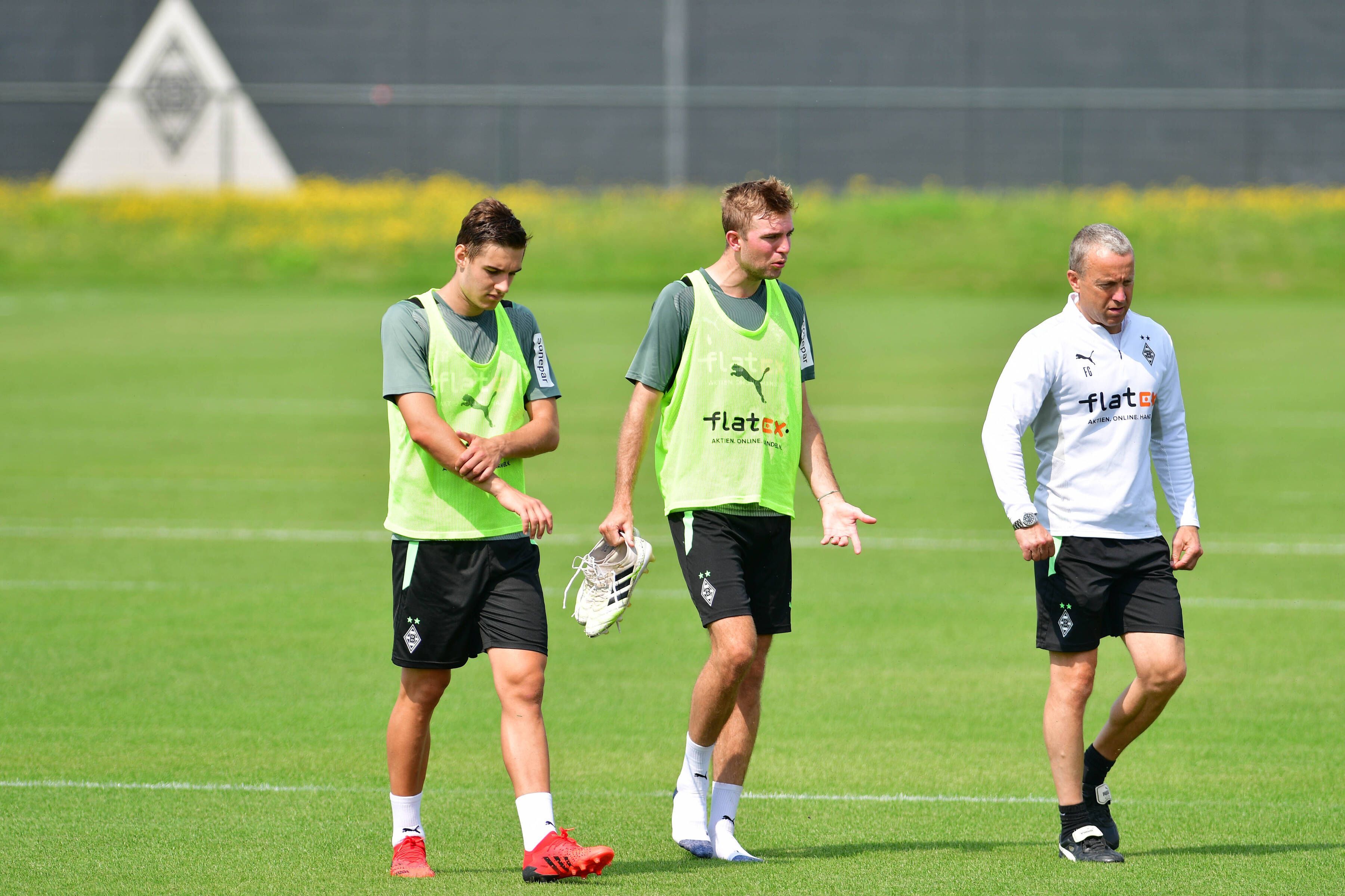 Die Gladbach-Profis Florian Neuhaus (l.), Christoph Kramer (M.) und Co-Trainer Frank Geideck (r.) bei einer Trainingseinheit im Borussia-Park am 4. August 2021.