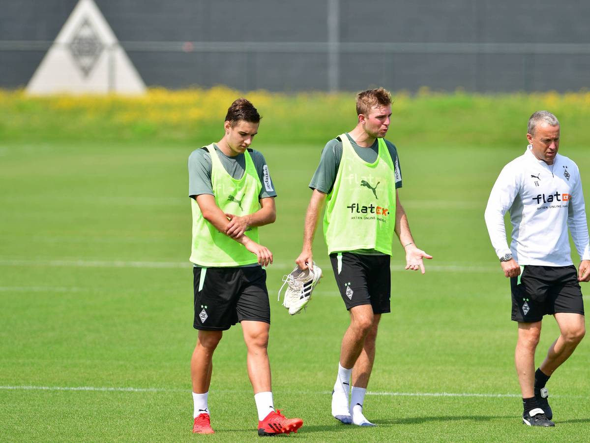 Die Gladbach-Profis Florian Neuhaus (l.), Christoph Kramer (M.) und Co-Trainer Frank Geideck (r.) bei einer Trainingseinheit im Borussia-Park am 4. August 2021.