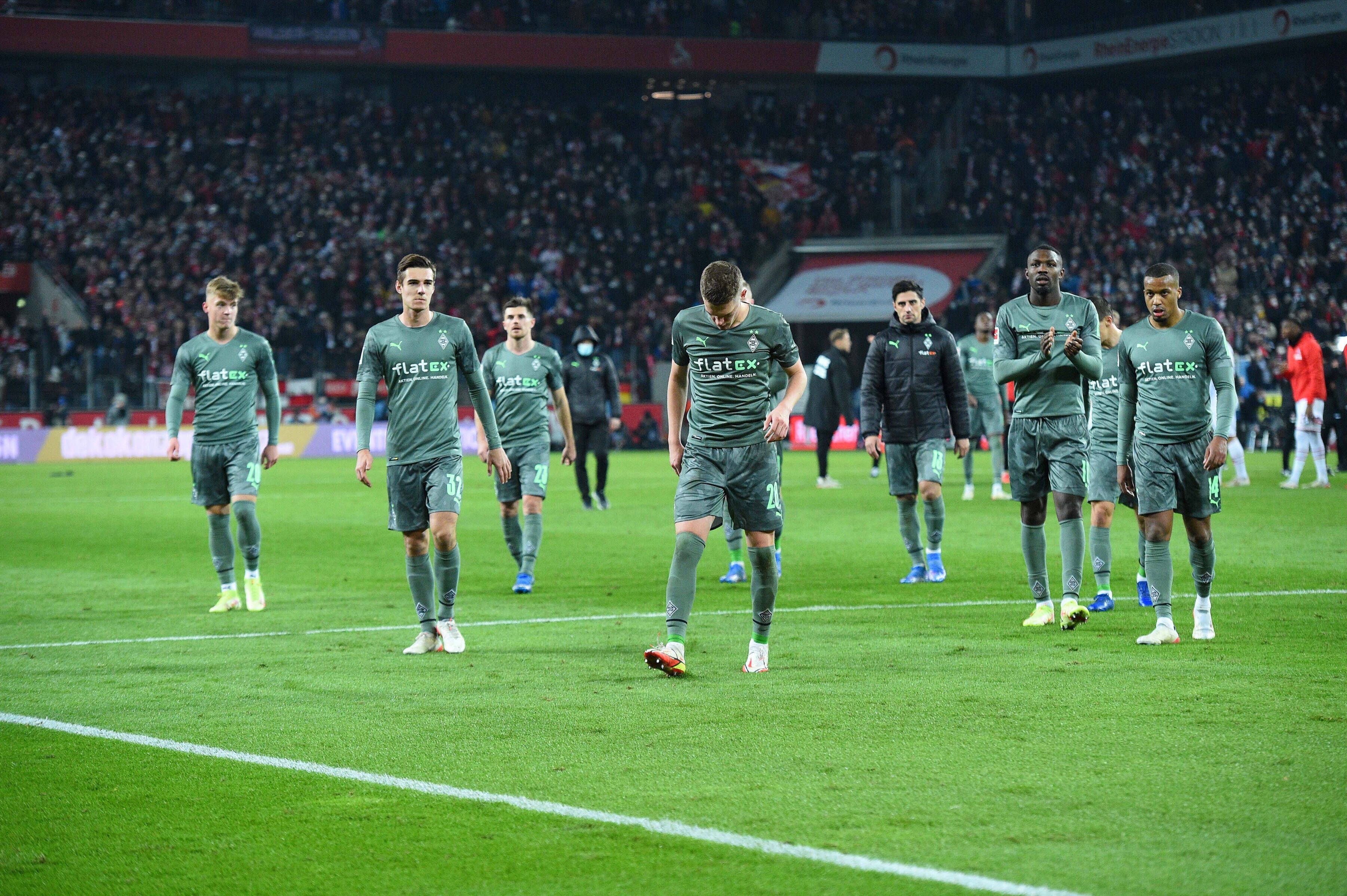 Spieler von Fußball-Bundesligist Borussia Mönchengladbach nach der Derby-Niederlage (1:4) beim 1. FC Köln. Dieses Foto aus dem Kölner Stadion stammt vom 27. November 2021. Neuhaus, Ginter, Thuram, Plea, Stindl und Co schreiten zur Gästekurve.