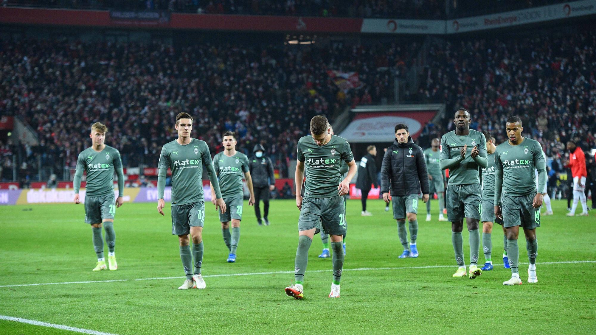 Spieler von Fußball-Bundesligist Borussia Mönchengladbach nach der Derby-Niederlage (1:4) beim 1. FC Köln. Dieses Foto aus dem Kölner Stadion stammt vom 27. November 2021. Neuhaus, Ginter, Thuram, Plea, Stindl und Co schreiten zur Gästekurve.