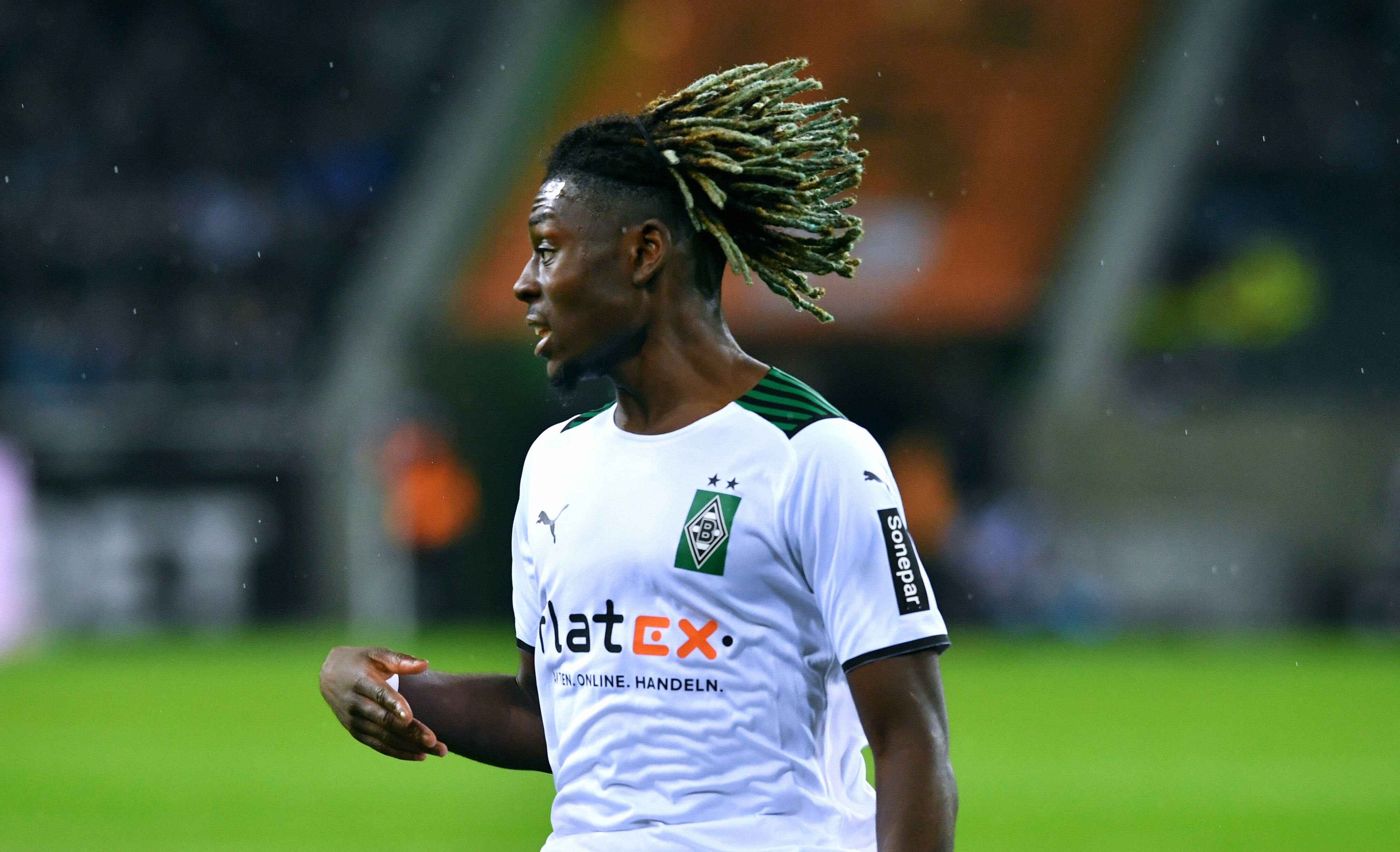 Manu Koné fällt mit starken Leistungen und einer schrillen Frisur in der Fußball-Bundesliga auf. Der Mittelfeldspieler steht bei Borussia Mönchengladbach bis 2025 unter Vertrag. Auf diesem Foto ist er am 31. Oktober 2021 im Borussia-Park zu sehen. Seine Haare wehen im Wind.