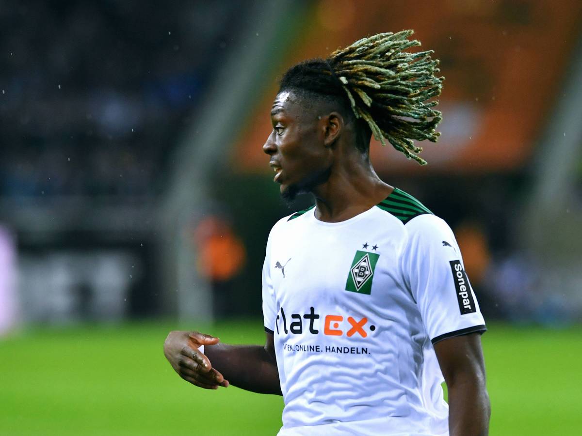 Manu Koné fällt mit starken Leistungen und einer schrillen Frisur in der Fußball-Bundesliga auf. Der Mittelfeldspieler steht bei Borussia Mönchengladbach bis 2025 unter Vertrag. Auf diesem Foto ist er am 31. Oktober 2021 im Borussia-Park zu sehen. Seine Haare wehen im Wind.