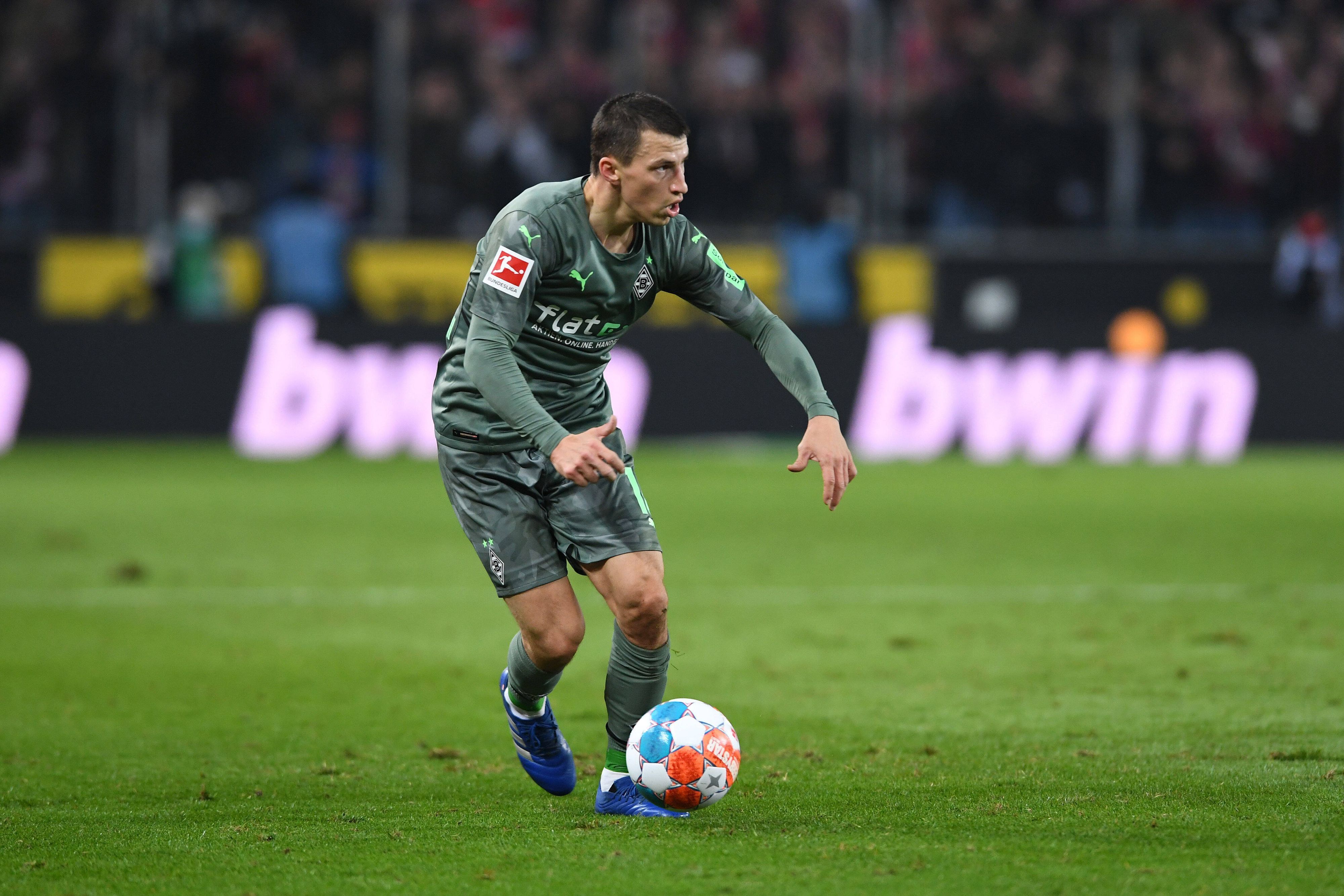 Stefan Lainer von Fußball-Bundesligist Borussia Mönchengladbach, hier zu sehen am 27. November 2021 während des Derbys beim 1. FC Köln. Lainer kontrolliert den Ball und blickt zur Seite.