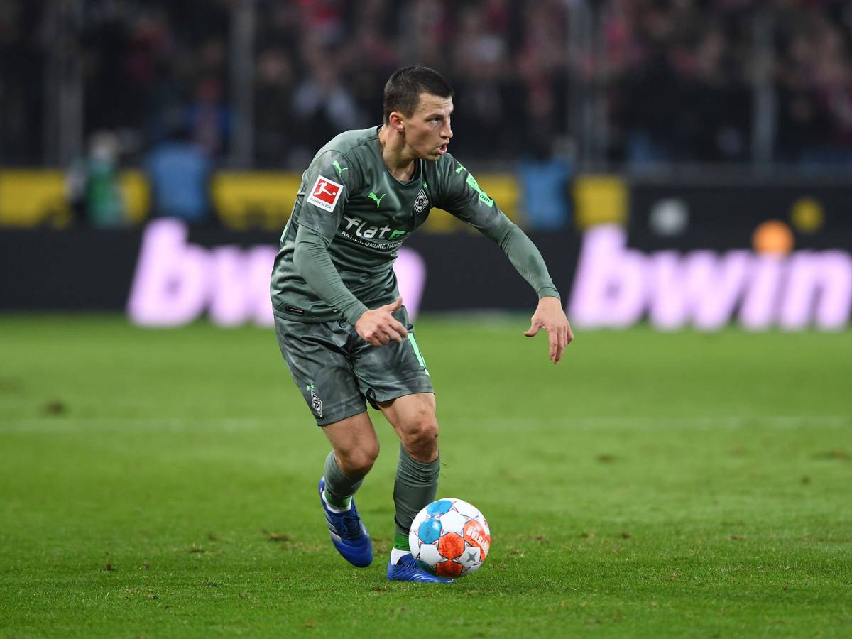 Stefan Lainer von Fußball-Bundesligist Borussia Mönchengladbach, hier zu sehen am 27. November 2021 während des Derbys beim 1. FC Köln. Lainer kontrolliert den Ball und blickt zur Seite.