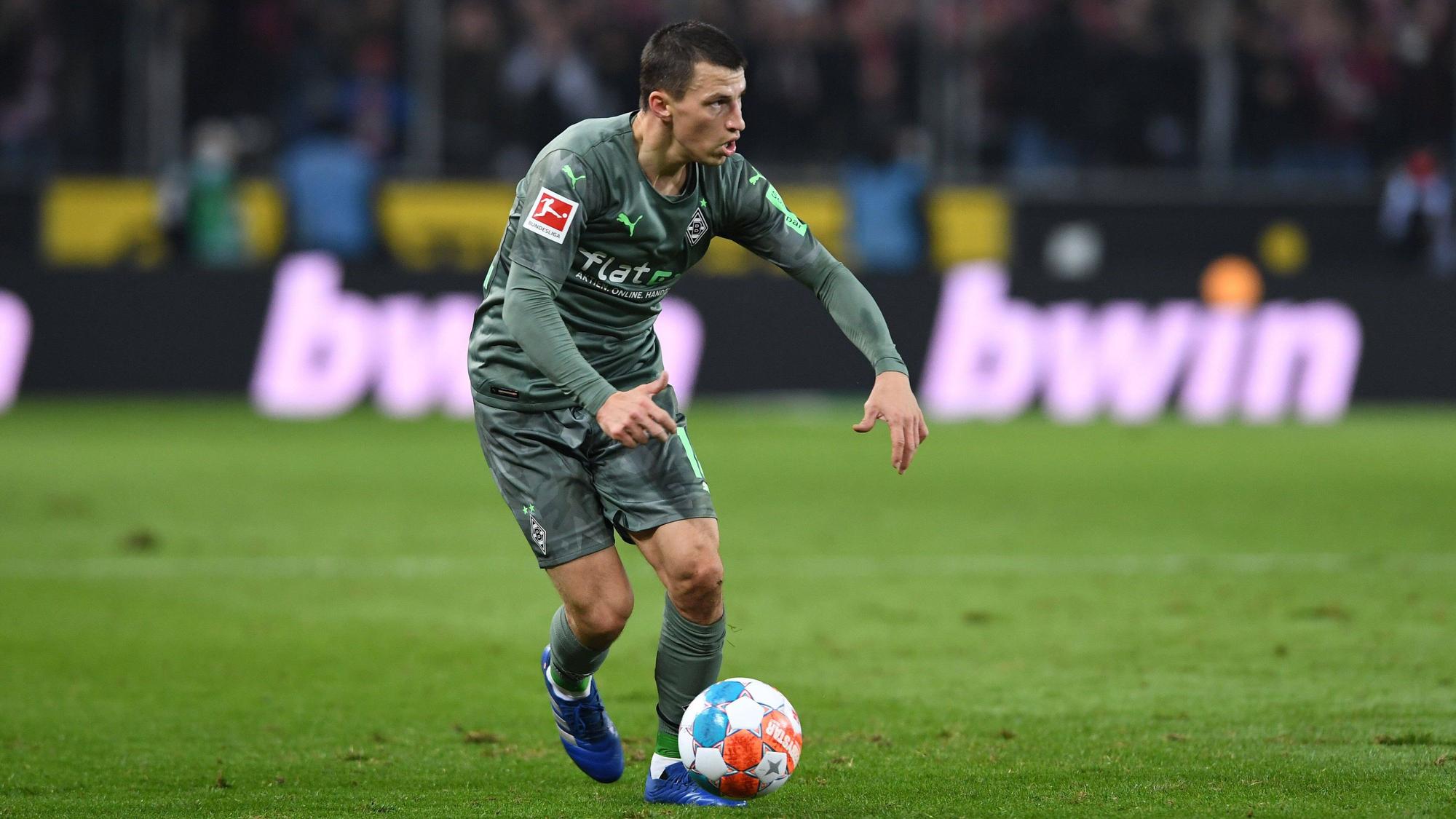 Stefan Lainer von Fußball-Bundesligist Borussia Mönchengladbach, hier zu sehen am 27. November 2021 während des Derbys beim 1. FC Köln. Lainer kontrolliert den Ball und blickt zur Seite.