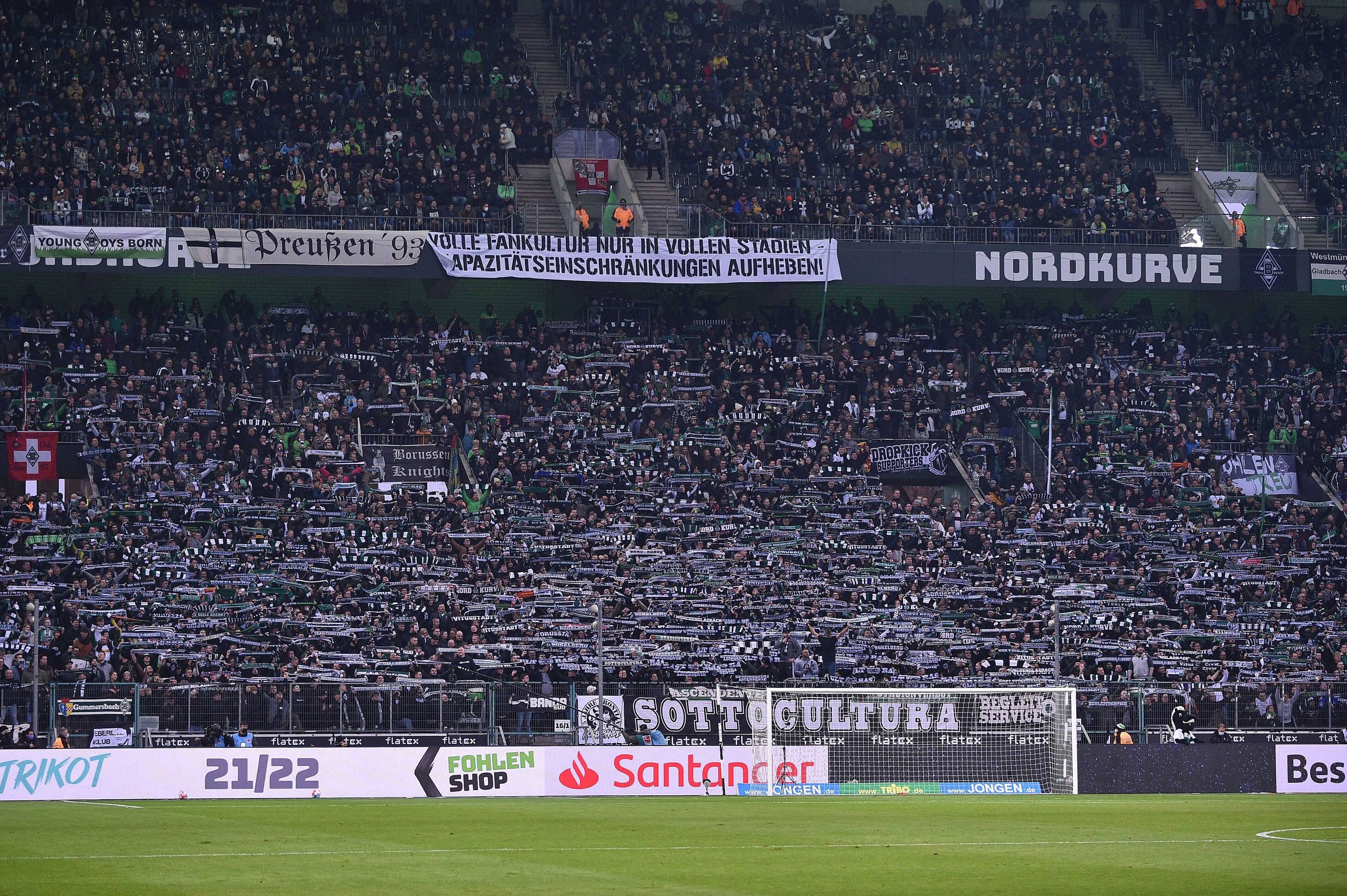 Die gut besuchte Nordkurve im Borussia-Park beim Bundesliga-Spiel zwischen Borussia Mönchengladbach und Greuther Fürth am 20. November 2021.