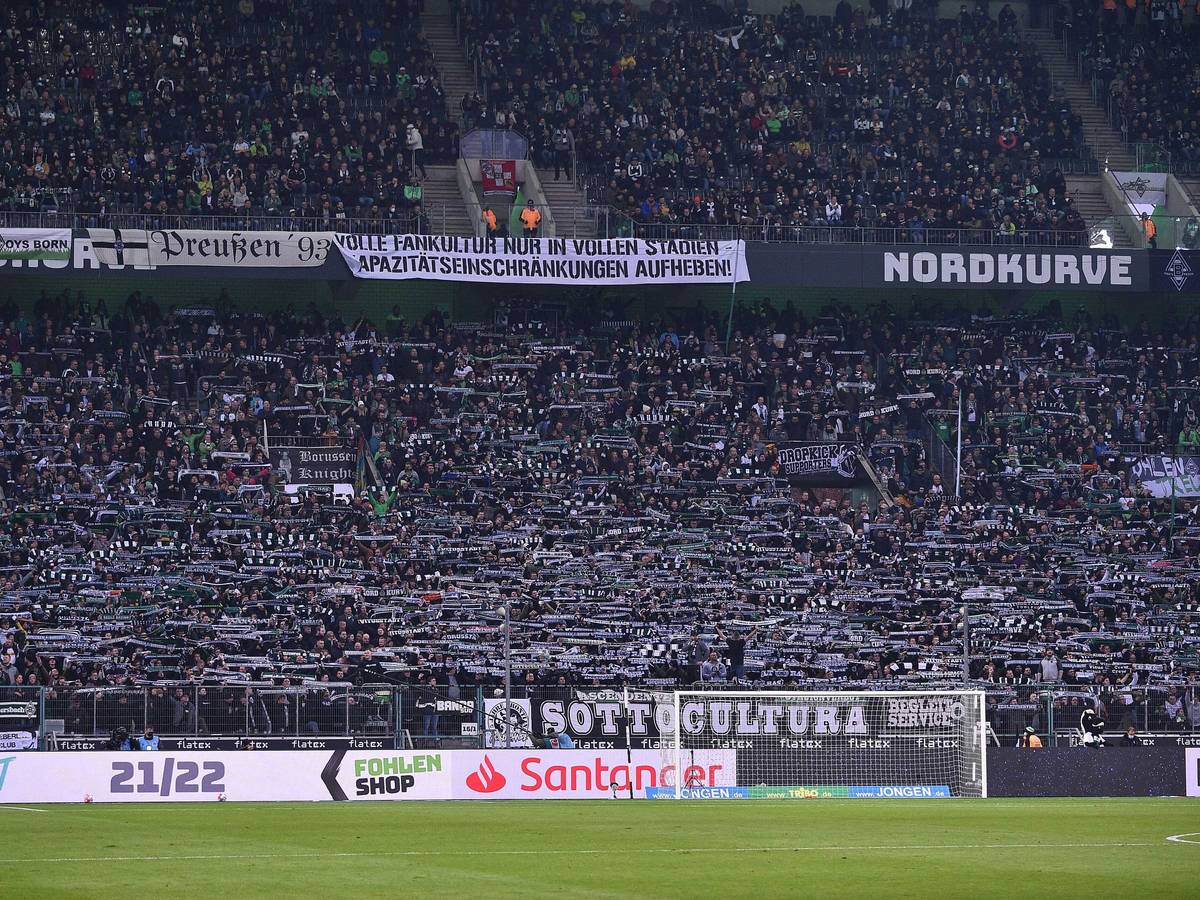 Die gut besuchte Nordkurve im Borussia-Park beim Bundesliga-Spiel zwischen Borussia Mönchengladbach und Greuther Fürth am 20. November 2021.