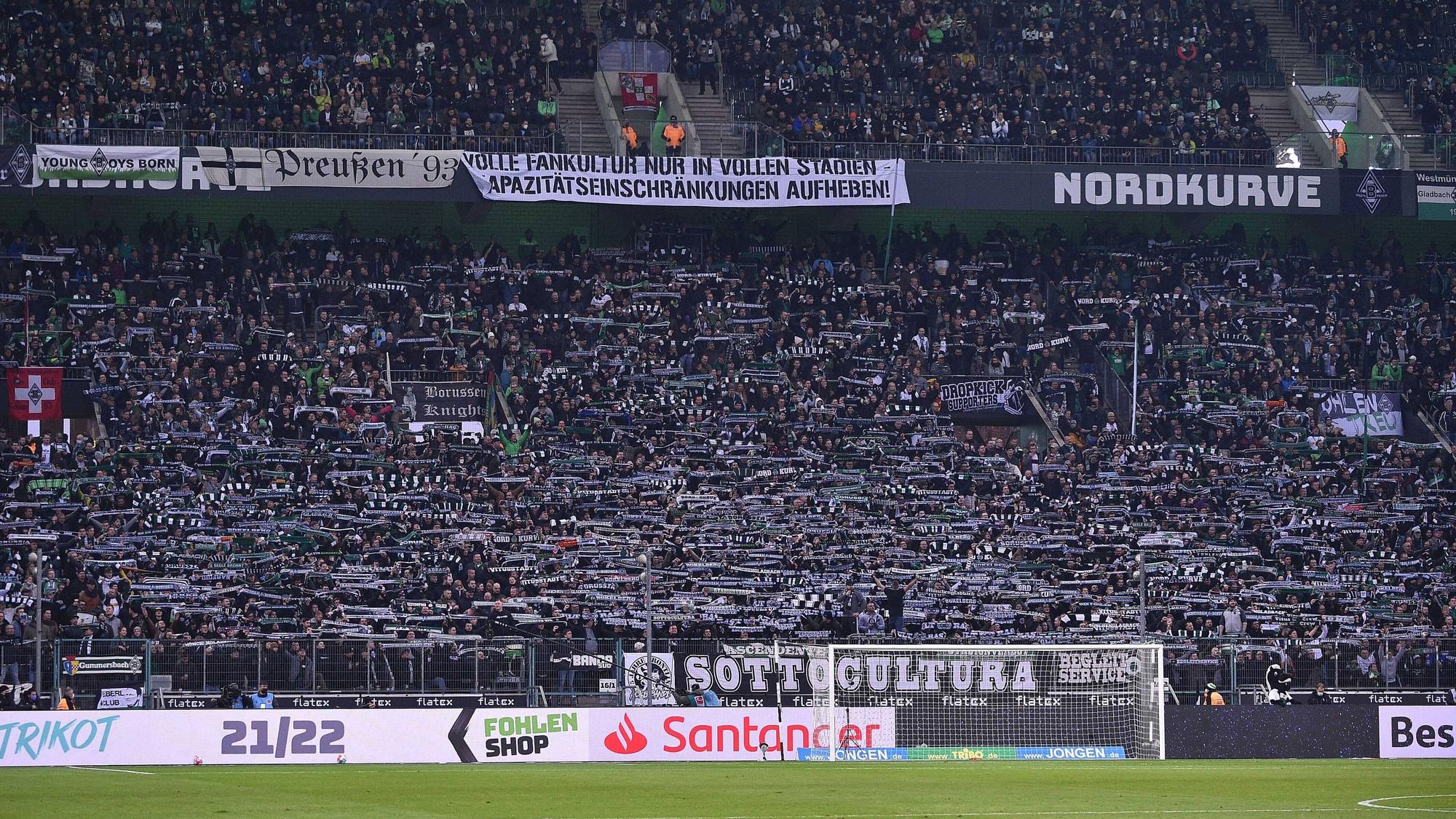 Die gut besuchte Nordkurve im Borussia-Park beim Bundesliga-Spiel zwischen Borussia Mönchengladbach und Greuther Fürth am 20. November 2021.